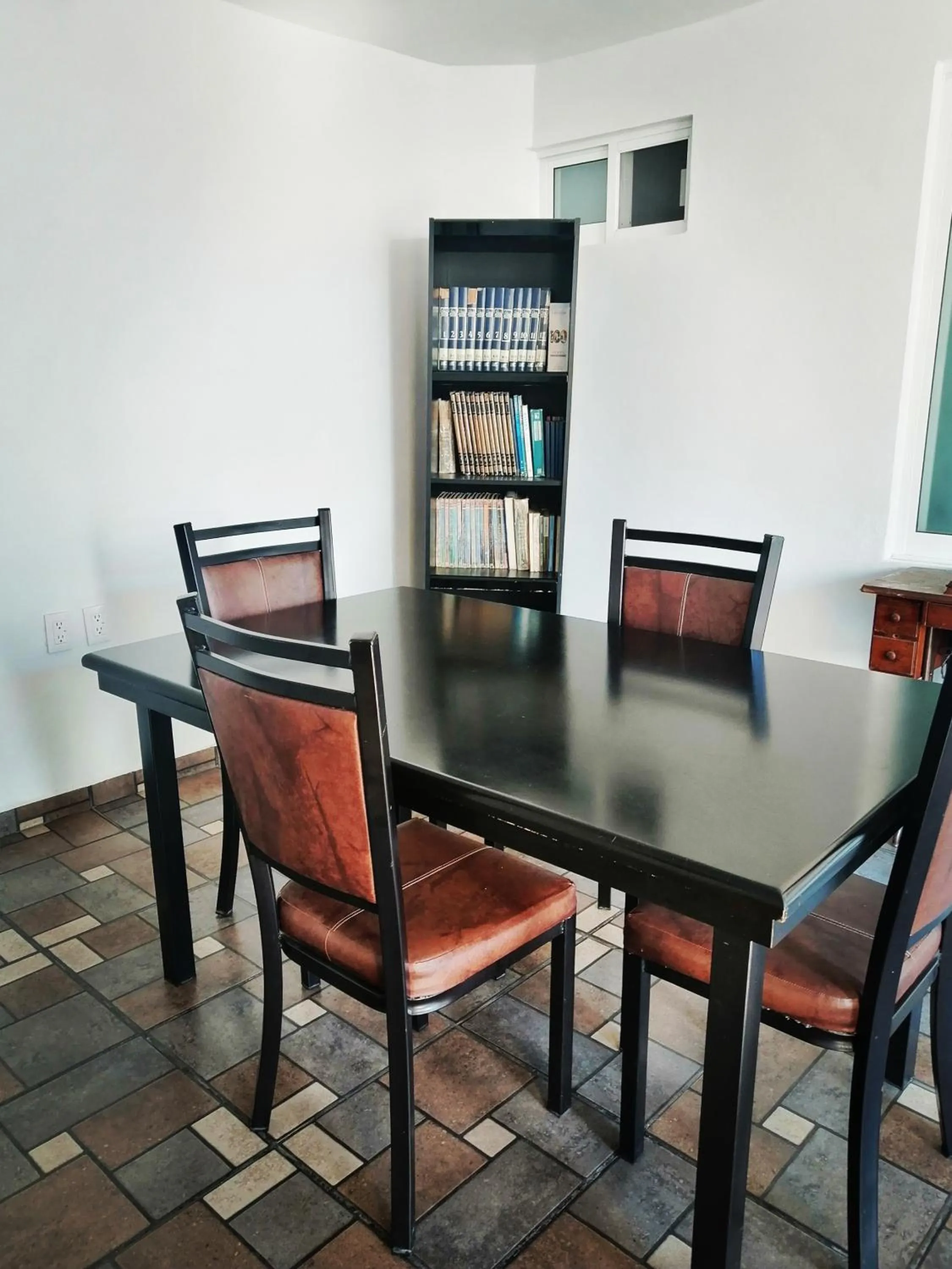 Library in Hostal Maple