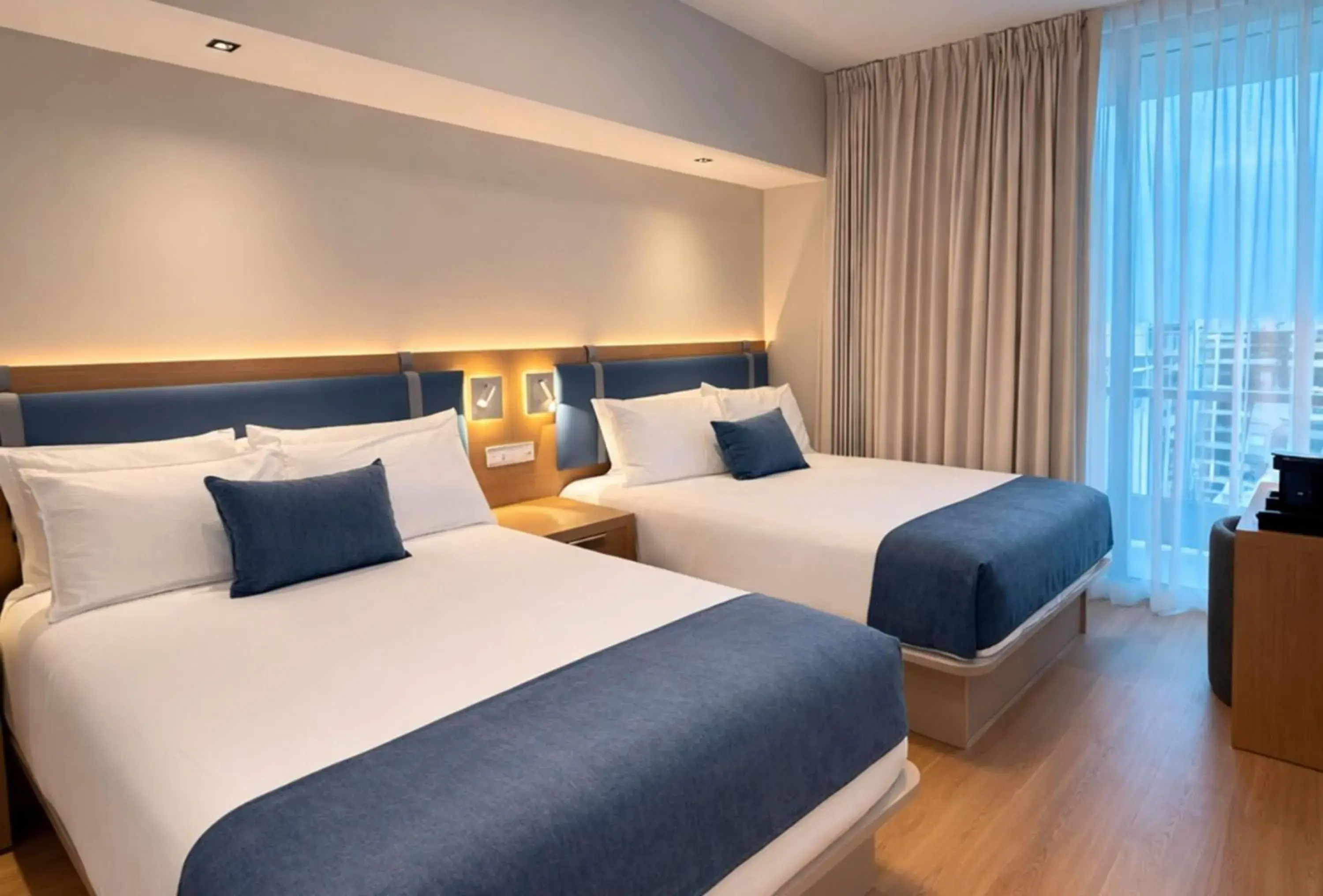 Queen Room with Two Queen Beds and Roll-in Shower - Mobility Accessible/Non-Smoking in Dolce by Wyndham Miami Beach Queen Room with Two Queen Beds and Roll-in Shower - Mobility Accessible/Non-Smoking in Dolce by Wyndham Miami Beach