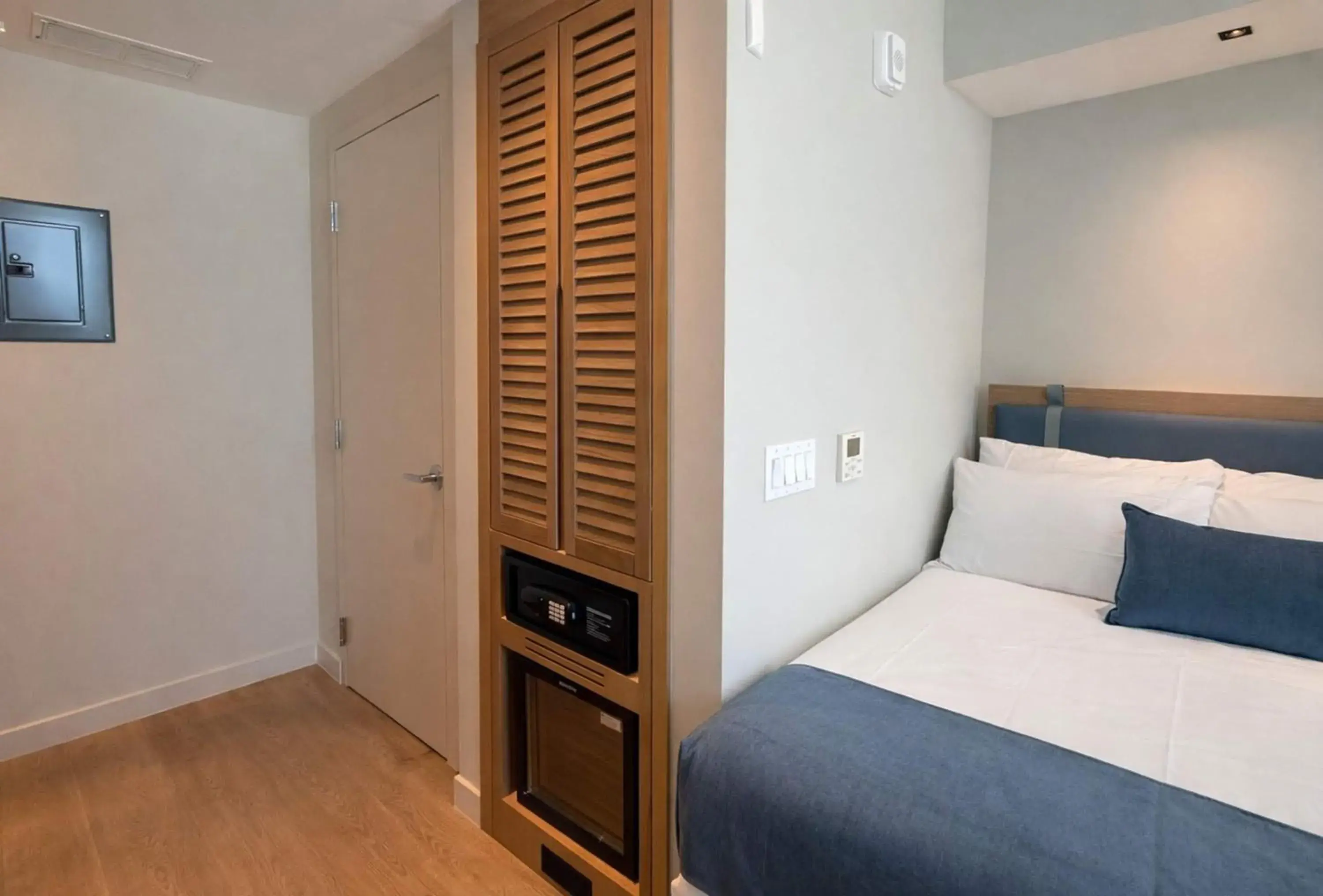 Queen Room with Two Queen Beds and Roll-in Shower - Mobility Accessible/Non-Smoking in Dolce by Wyndham Miami Beach Queen Room with Two Queen Beds and Roll-in Shower - Mobility Accessible/Non-Smoking in Dolce by Wyndham Miami Beach