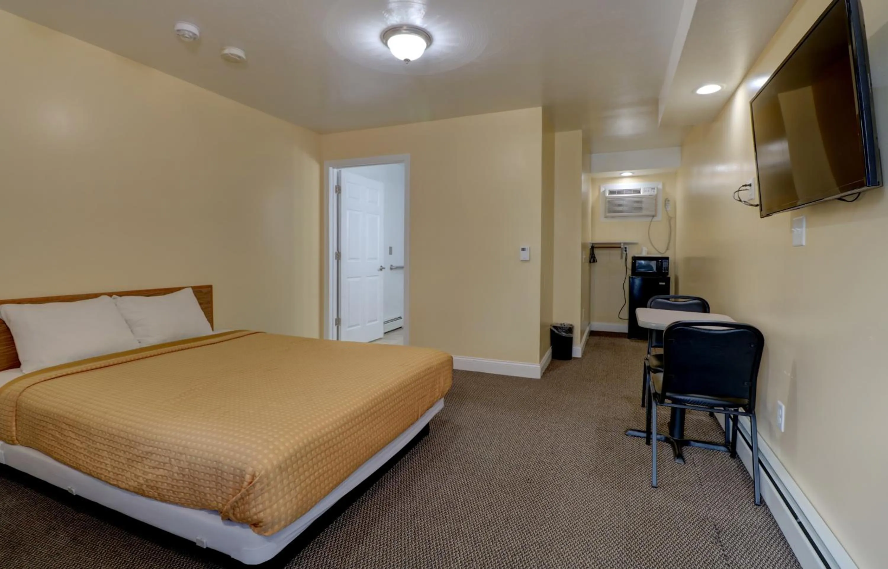 Bed in Brookside Inn & Cottages