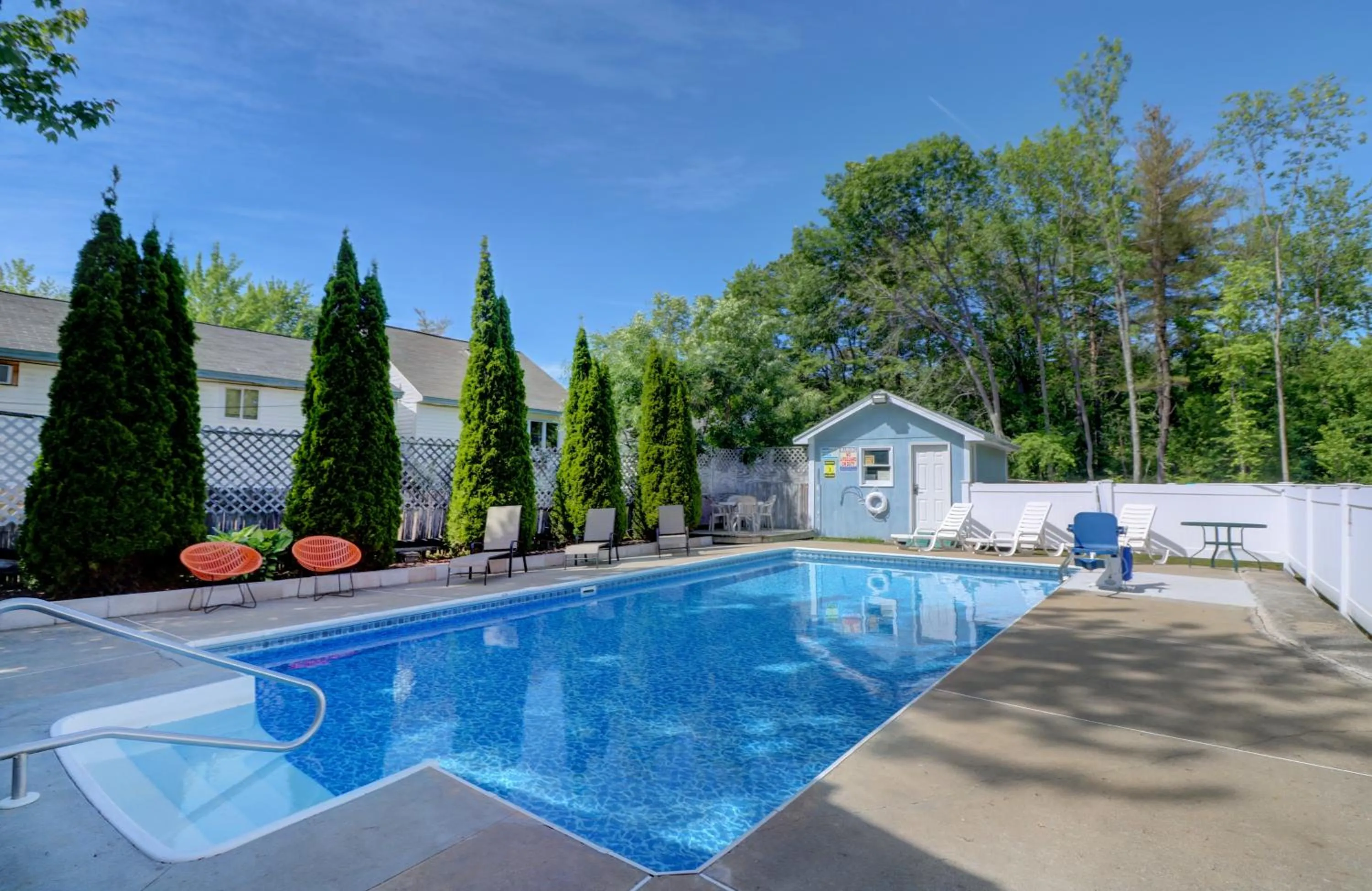 Swimming pool in Brookside Inn & Cottages