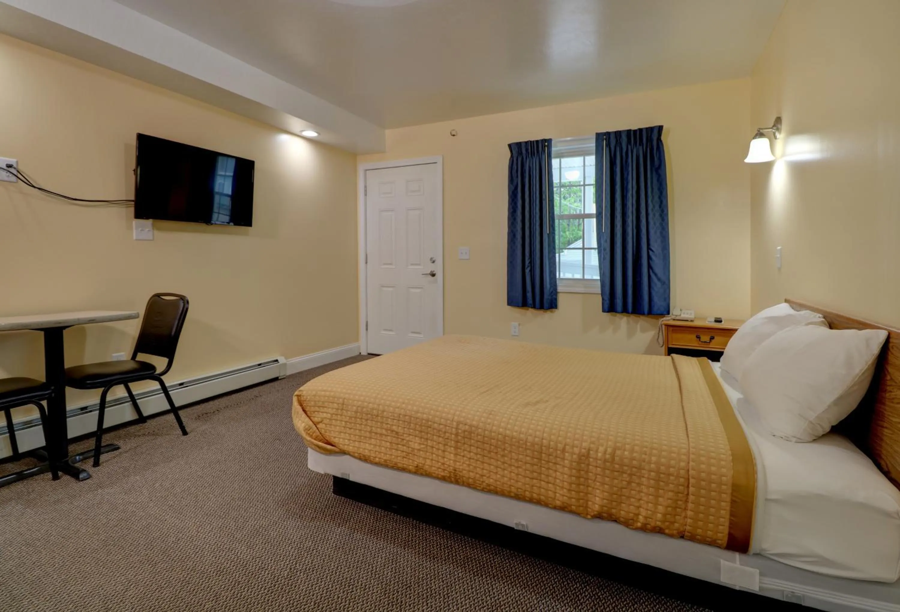 Bed in Brookside Inn & Cottages