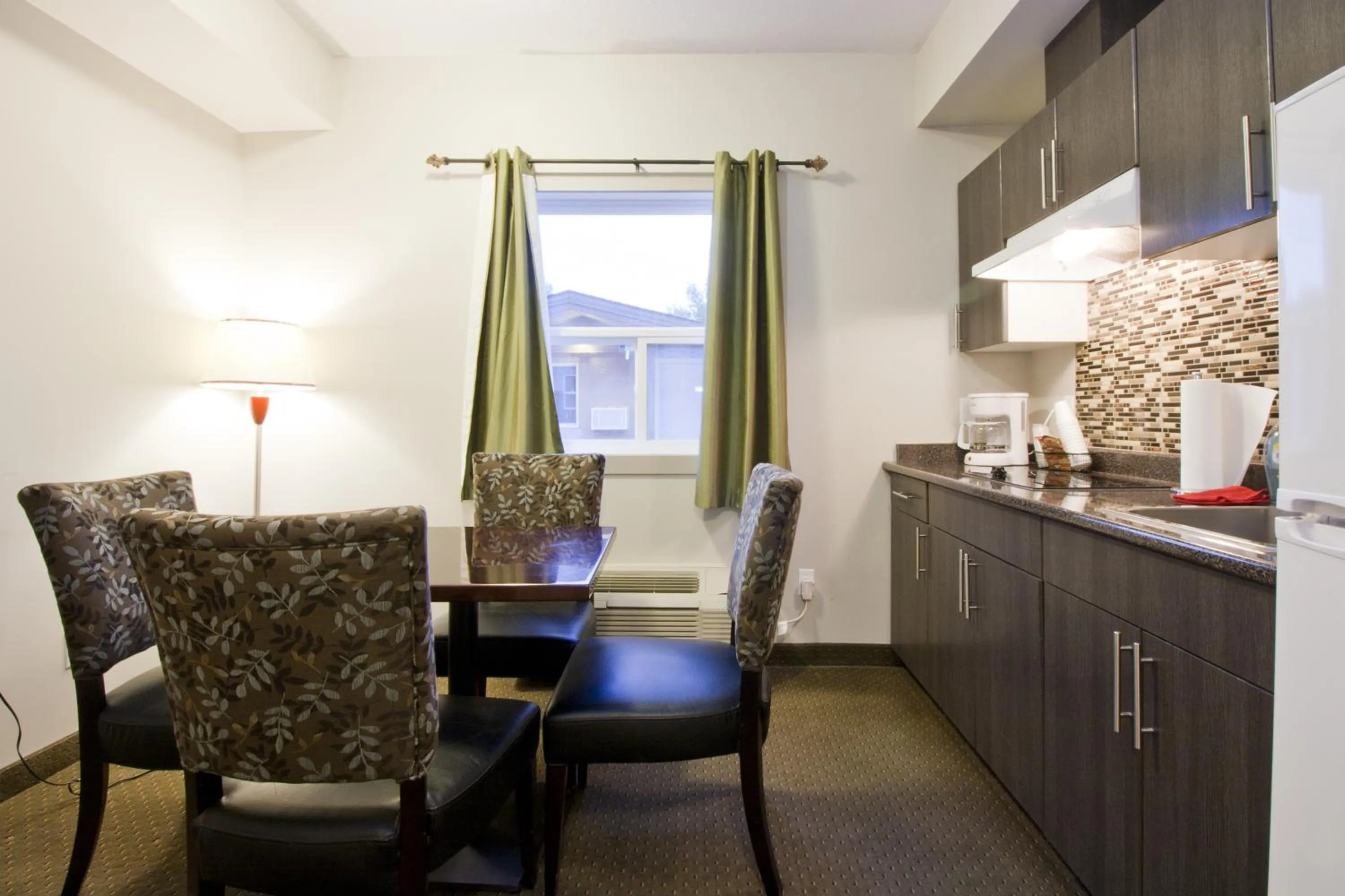 Kitchen or kitchenette in Travelodge by Wyndham Kindersley