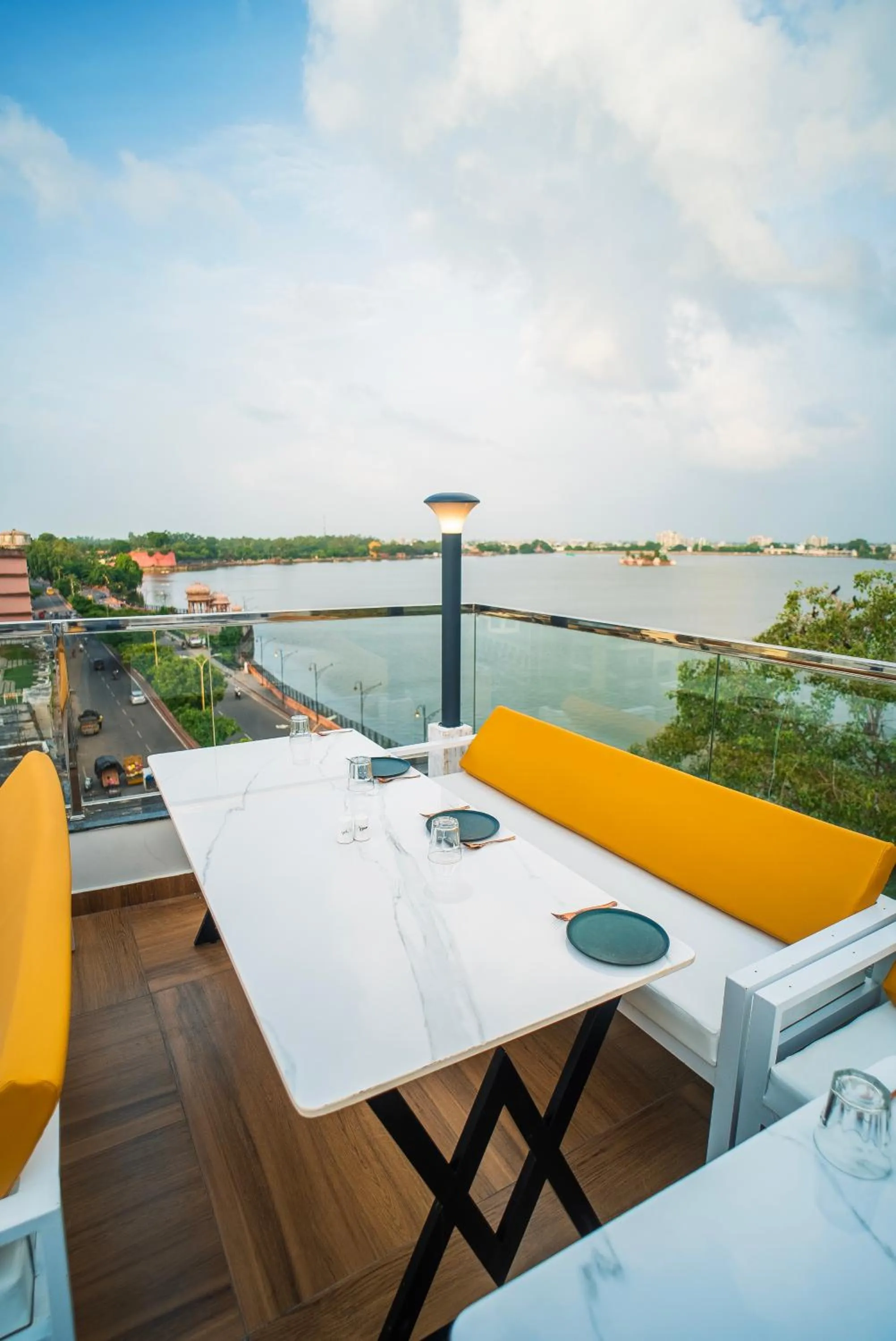 Restaurant/places to eat in The White Roots Hotel