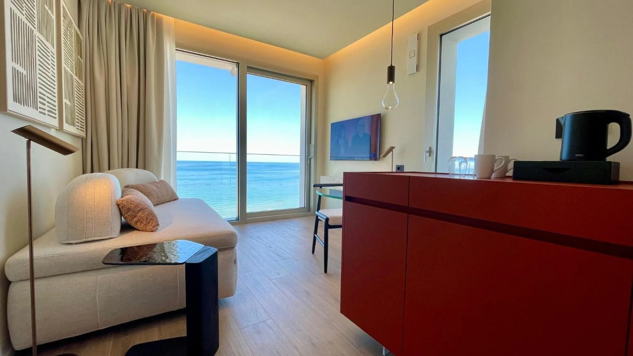 Communal lounge/ TV room in Opera Suite Hotel Pesaro