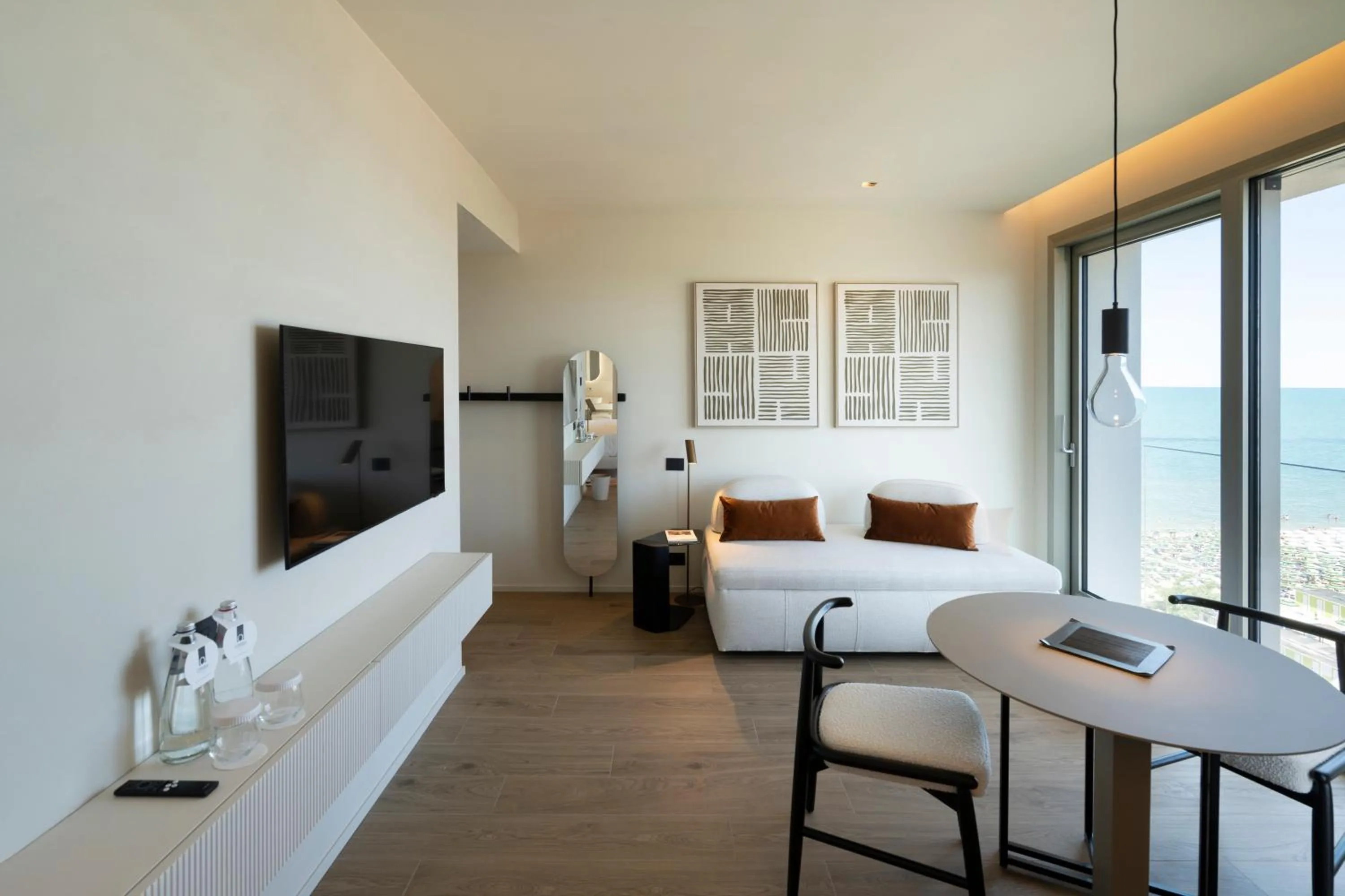Communal lounge/ TV room, Bed in Opera Suite Hotel Pesaro