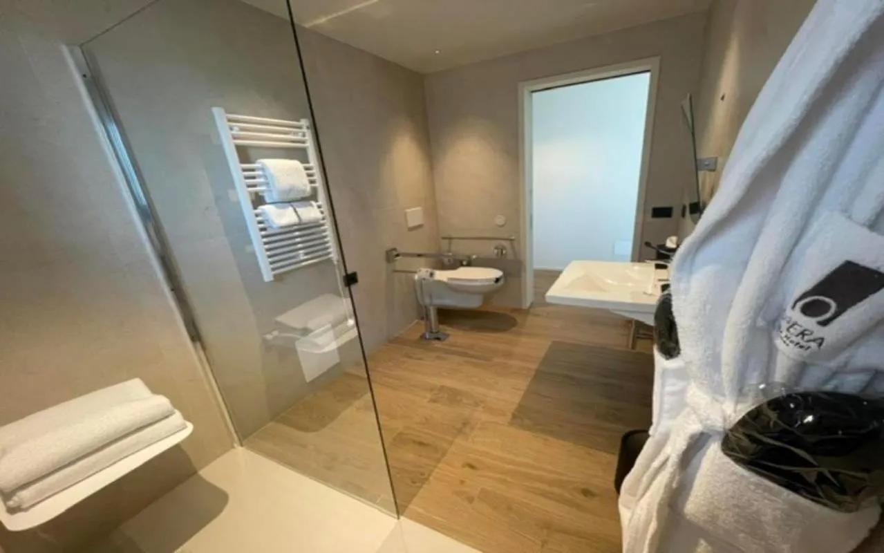 Shower, Bed in Opera Suite Hotel Pesaro