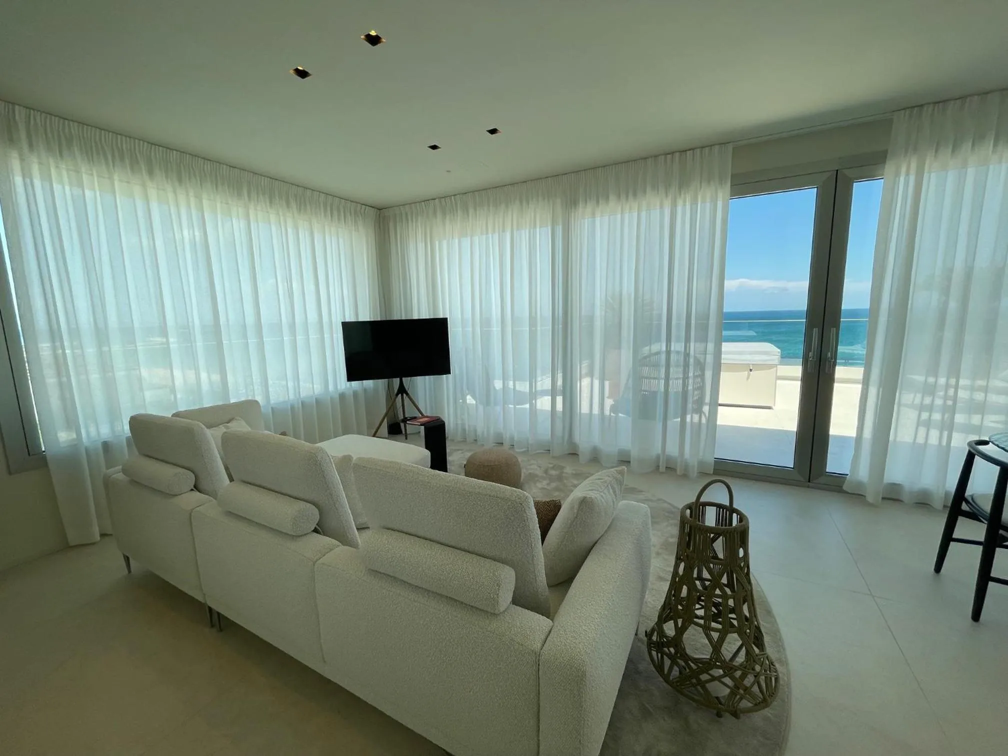 Communal lounge/ TV room in Opera Suite Hotel Pesaro