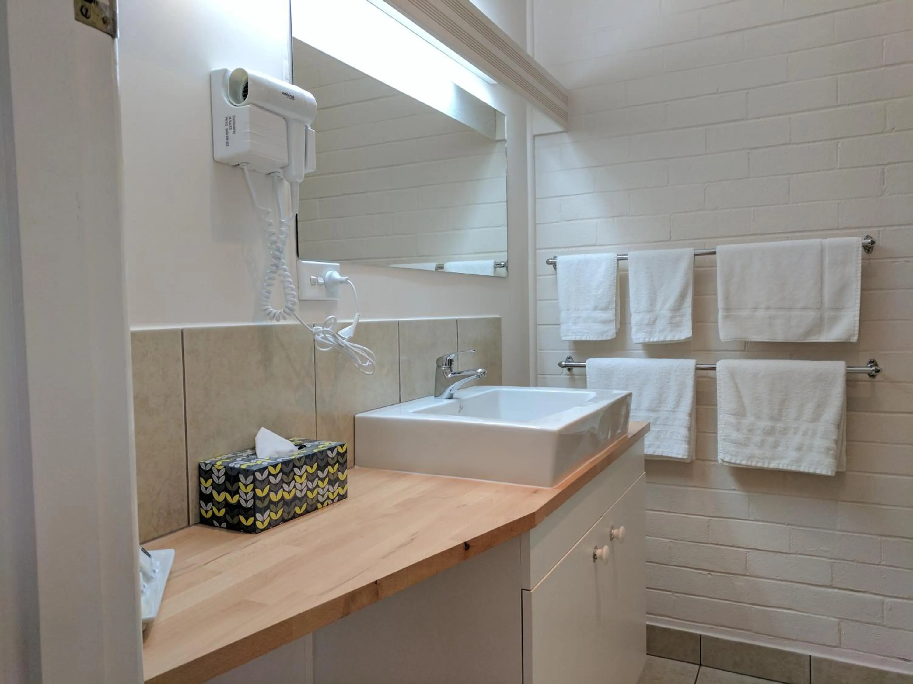 Bathroom in Lake Bolac Motel