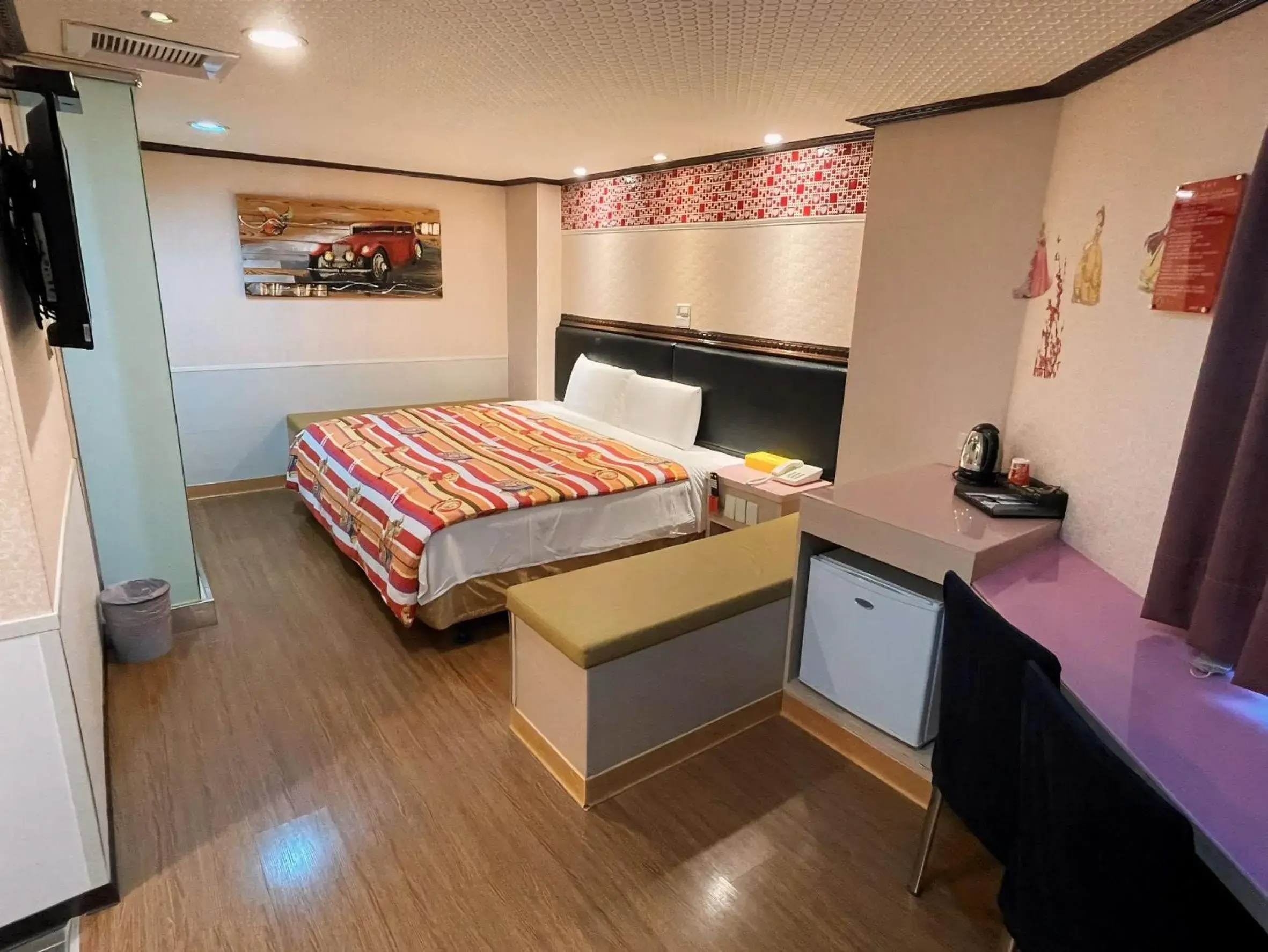 Bed in Dealer Hotel Bed in Dealer Hotel