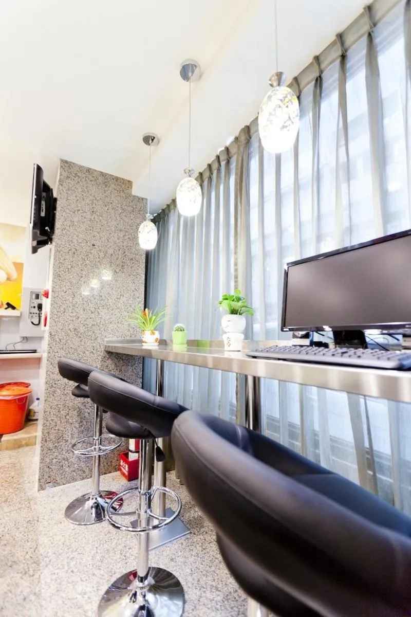 Communal lounge/ TV room in Dealer Hotel