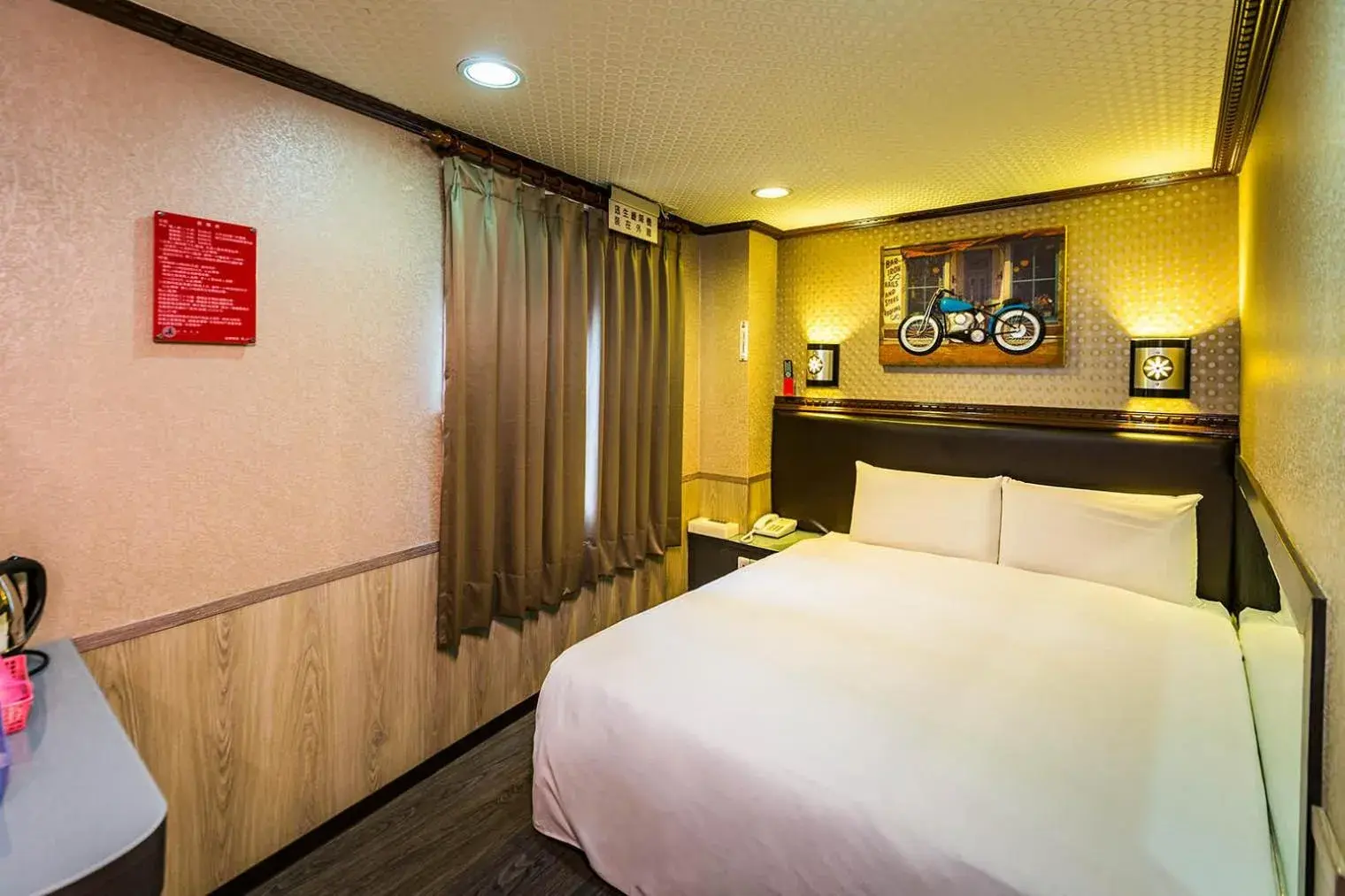 Bed in Dealer Hotel Bed in Dealer Hotel