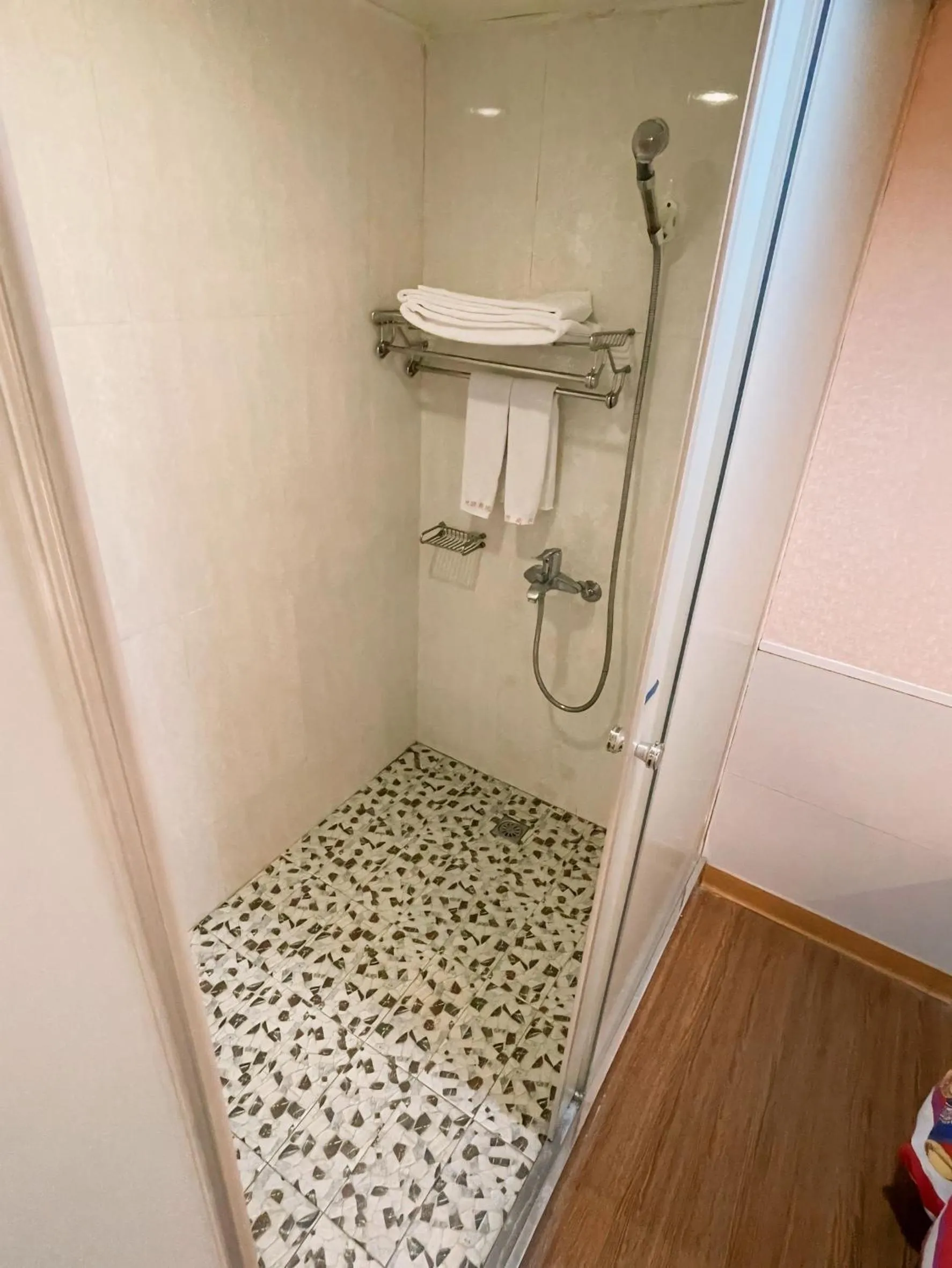 Shower in Dealer Hotel