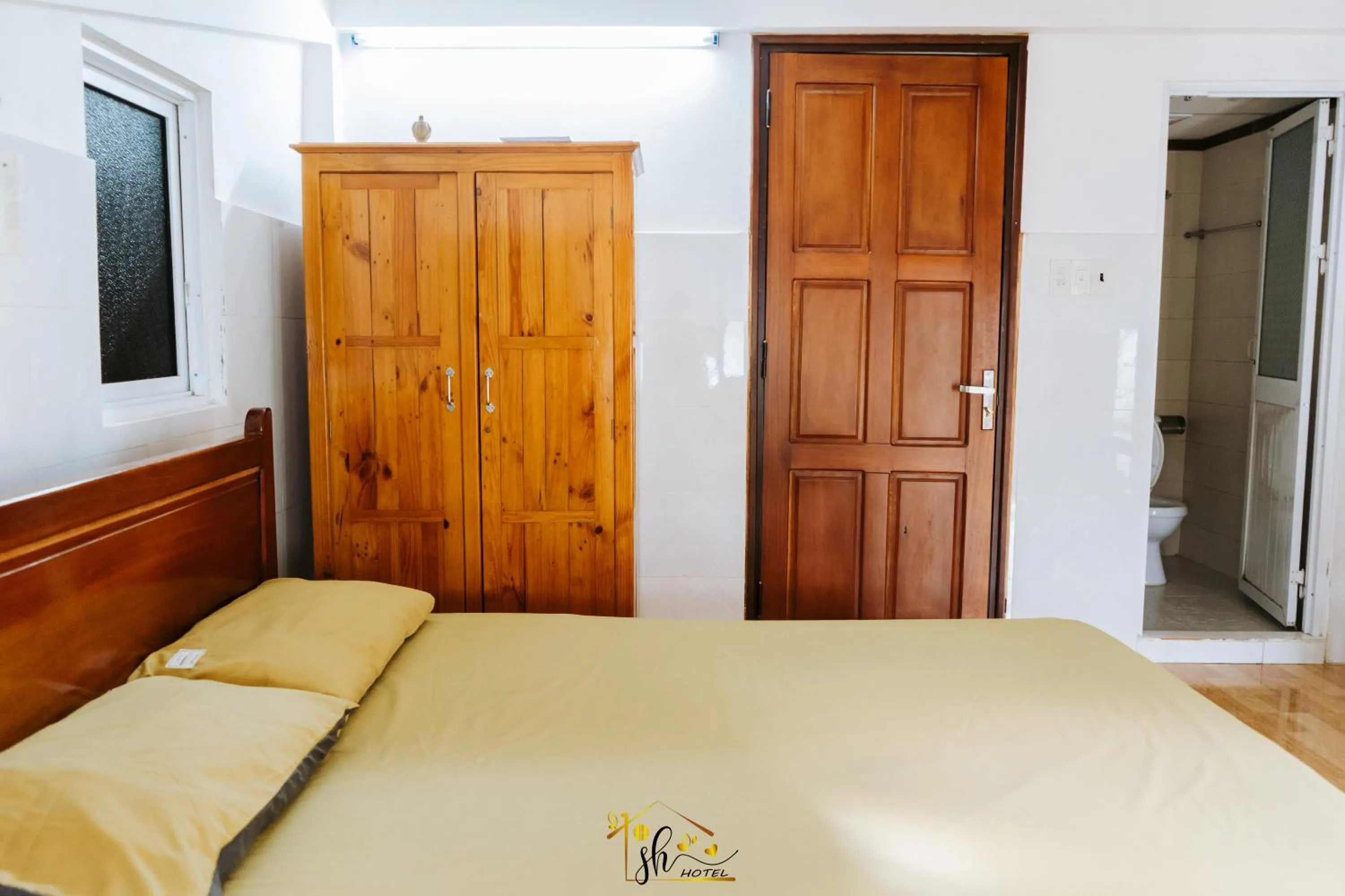 Shower, Bed in SH Hotel