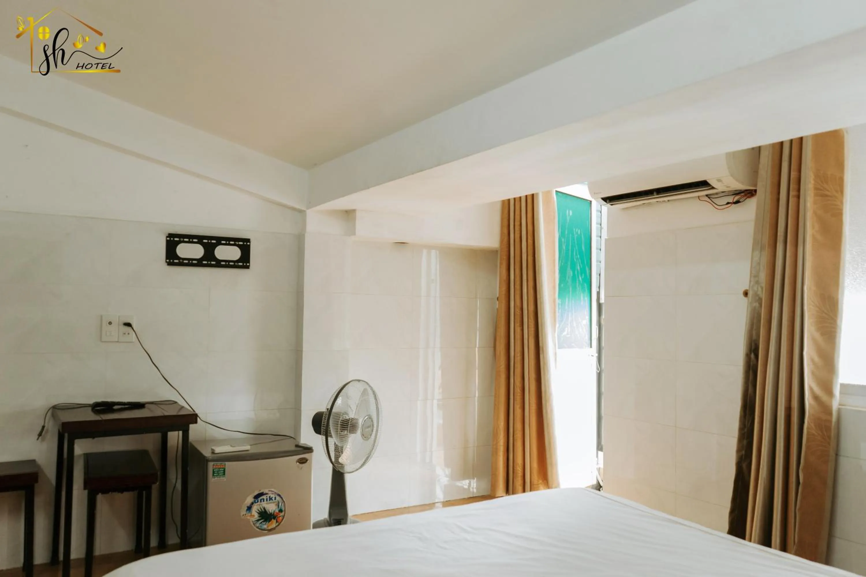 Communal lounge/ TV room, Bed in SH Hotel