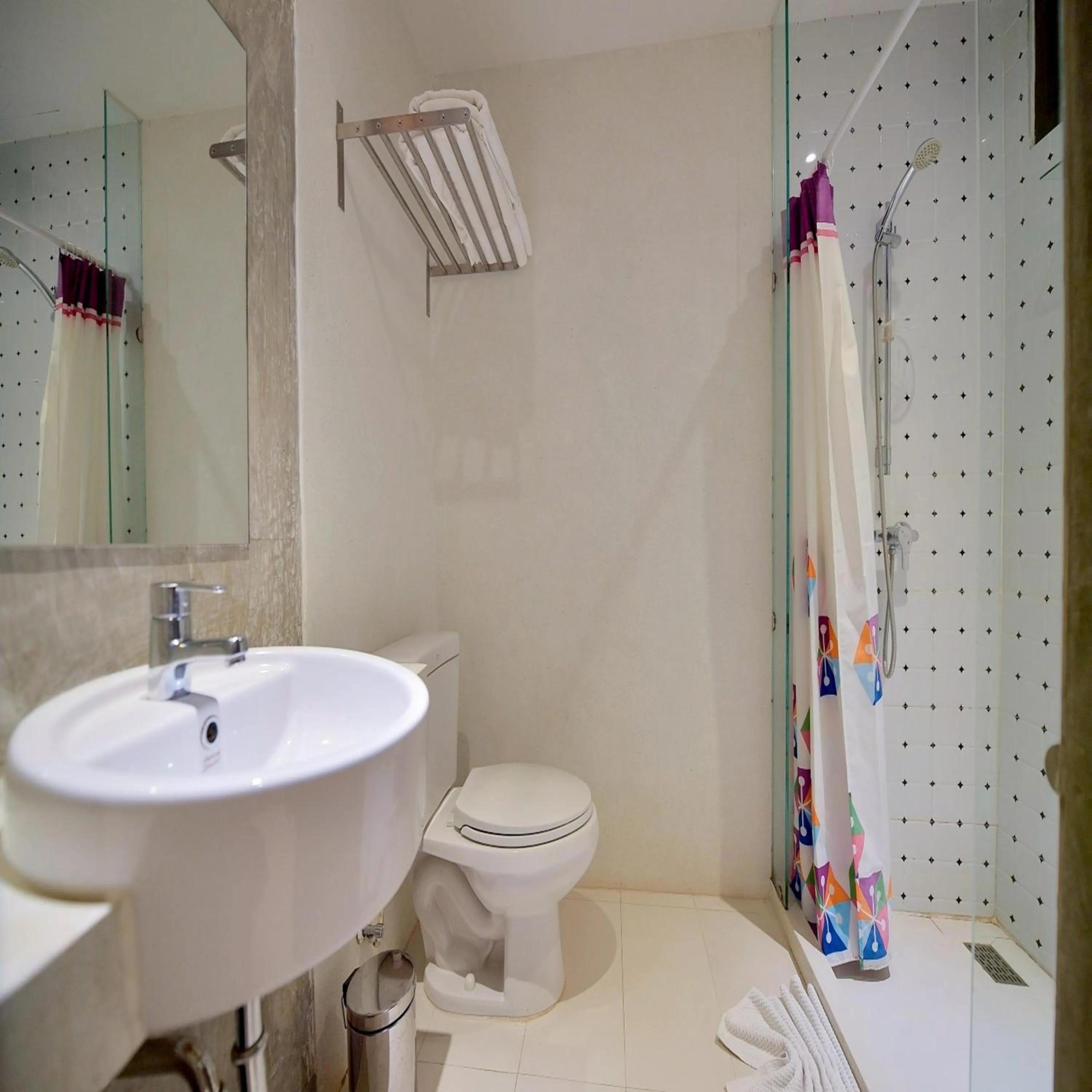 Bathroom in Collection O Jasaen Stylish Unique Hotel