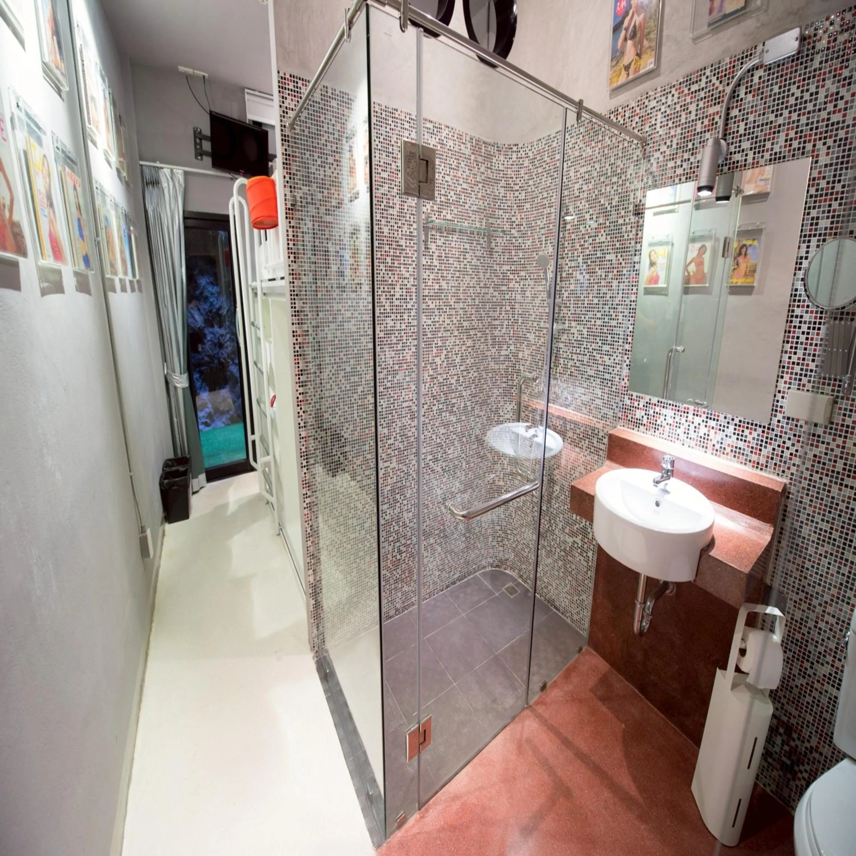 Bathroom in Collection O Jasaen Stylish Unique Hotel