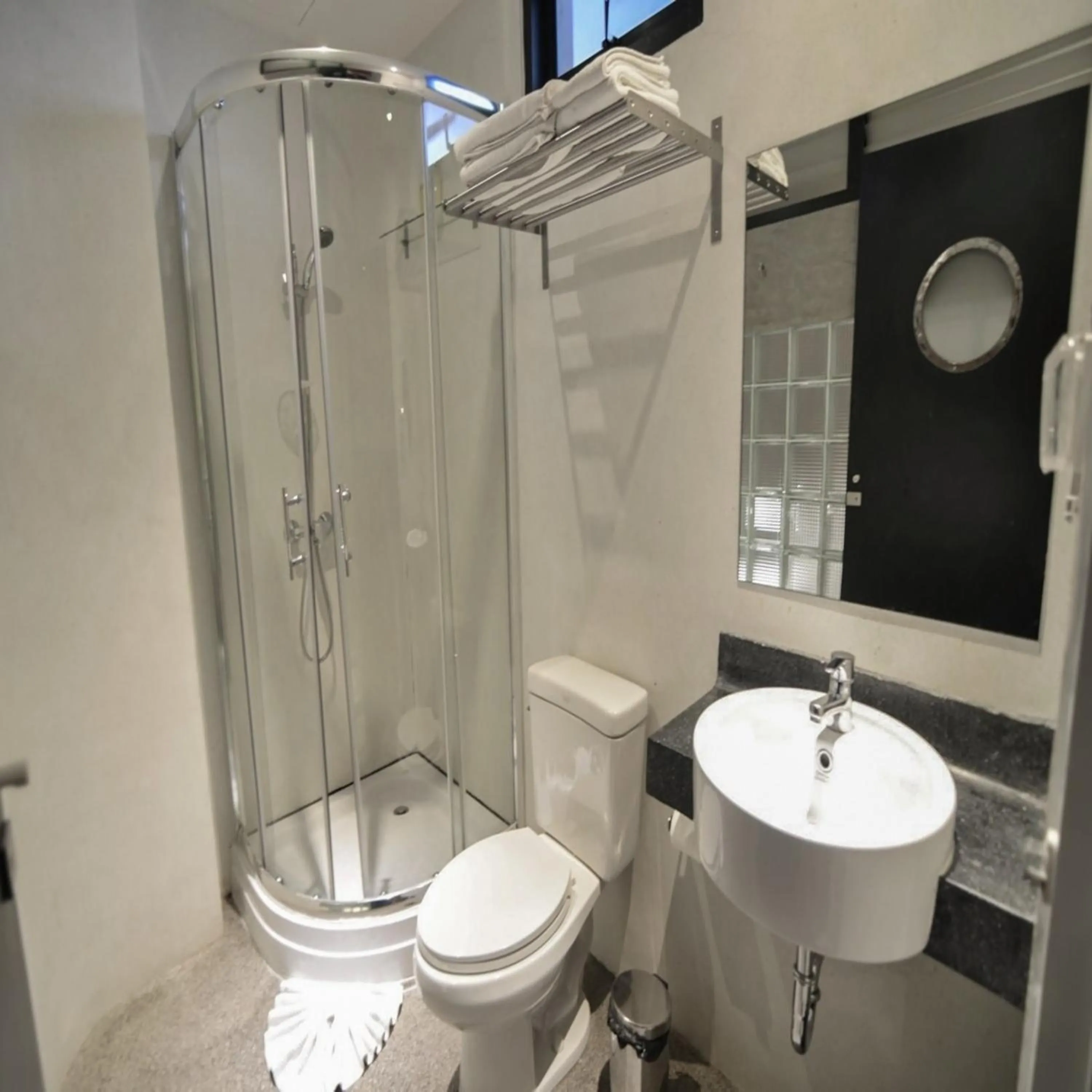 Bathroom in Collection O Jasaen Stylish Unique Hotel