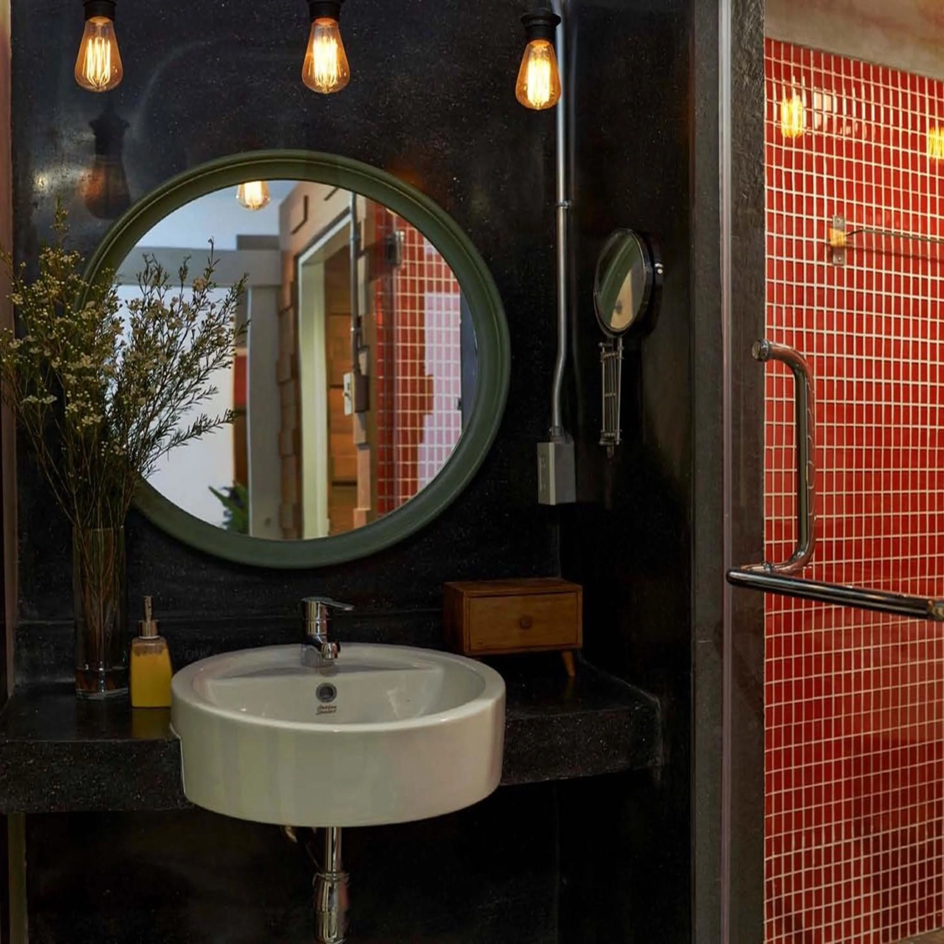 Bathroom in Collection O Jasaen Stylish Unique Hotel