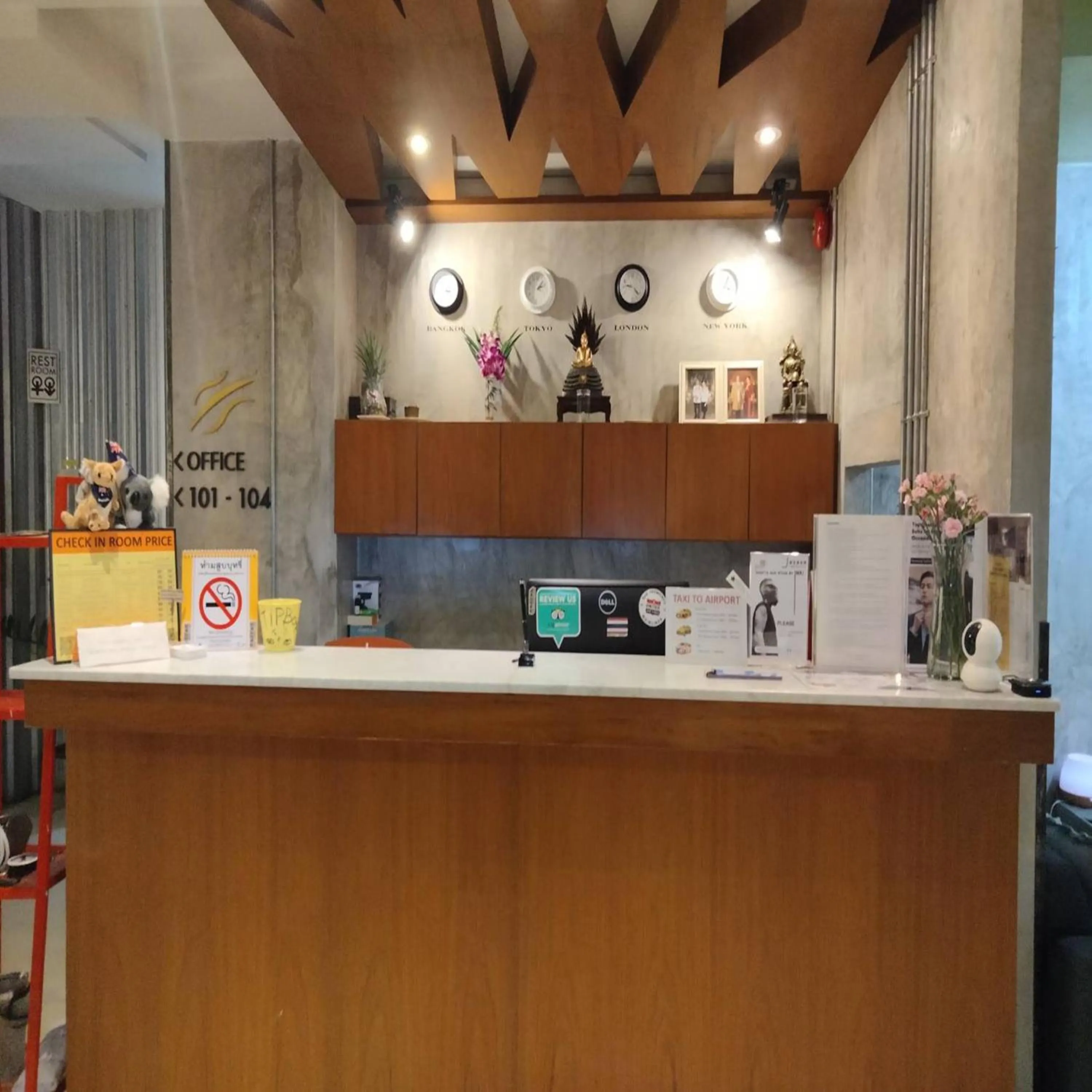 Lobby or reception in Collection O Jasaen Stylish Boutique Hotel