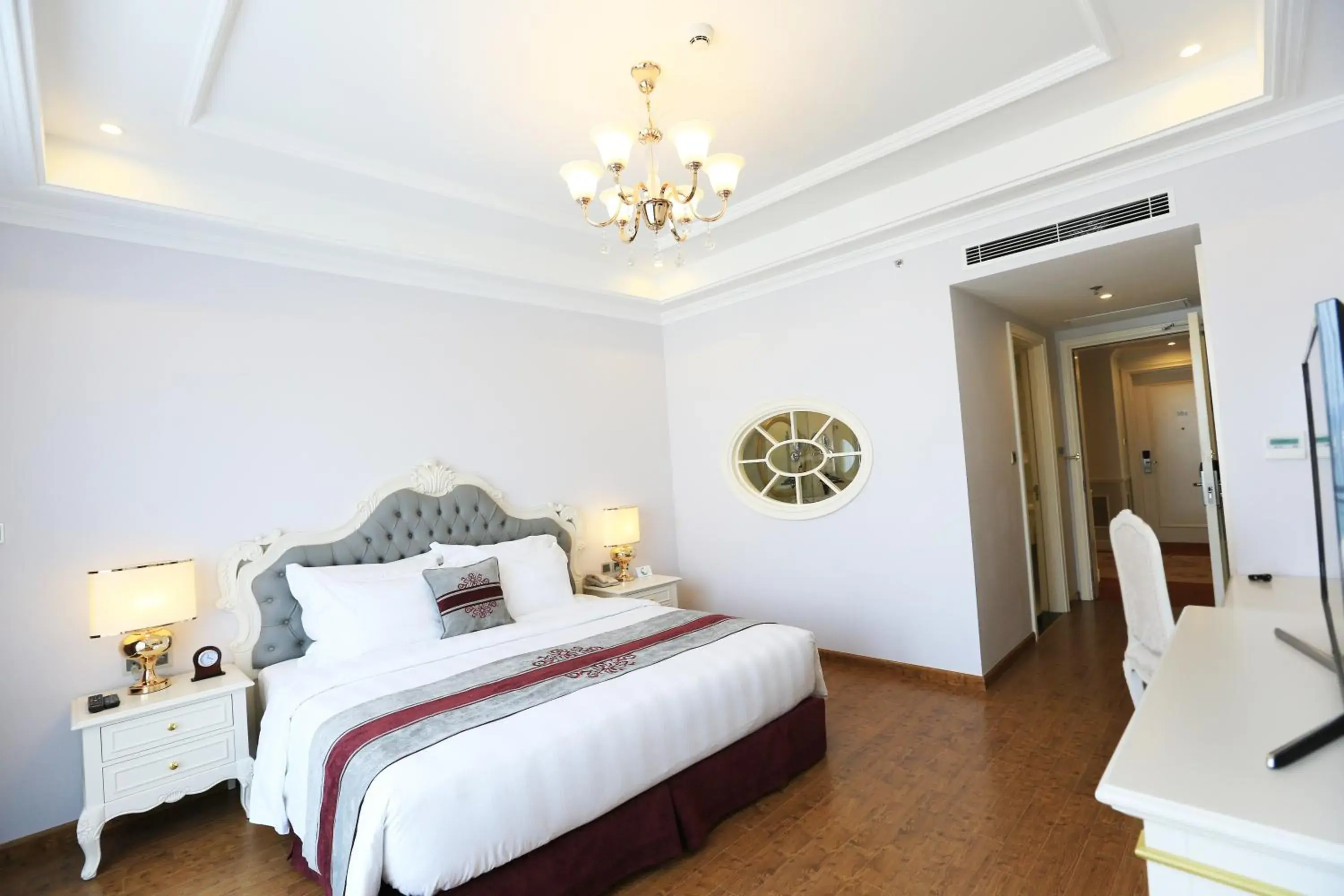 Deluxe King Bed in Vinpearl Resort & Spa Ha Long Deluxe King Bed in Vinpearl Resort & Spa Ha Long