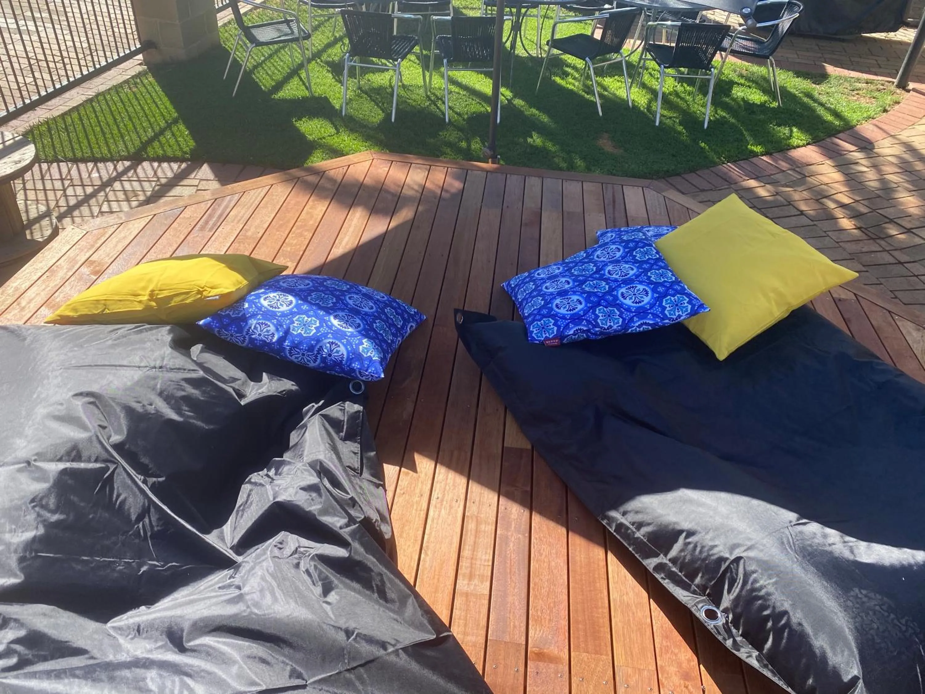 Seating area in Mulwala Paradise Palms Motel