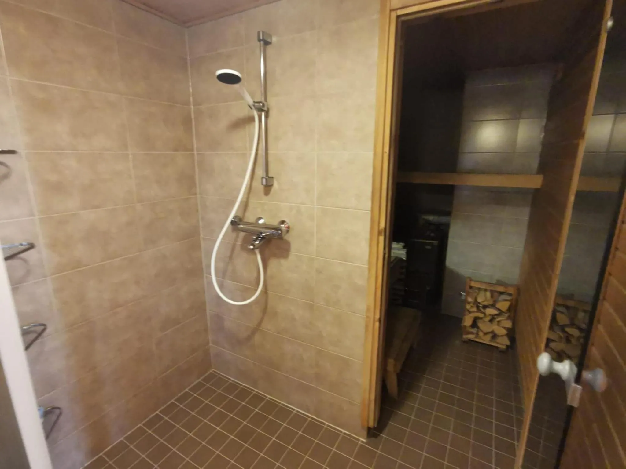 Shower in Ollilan Lomamajat