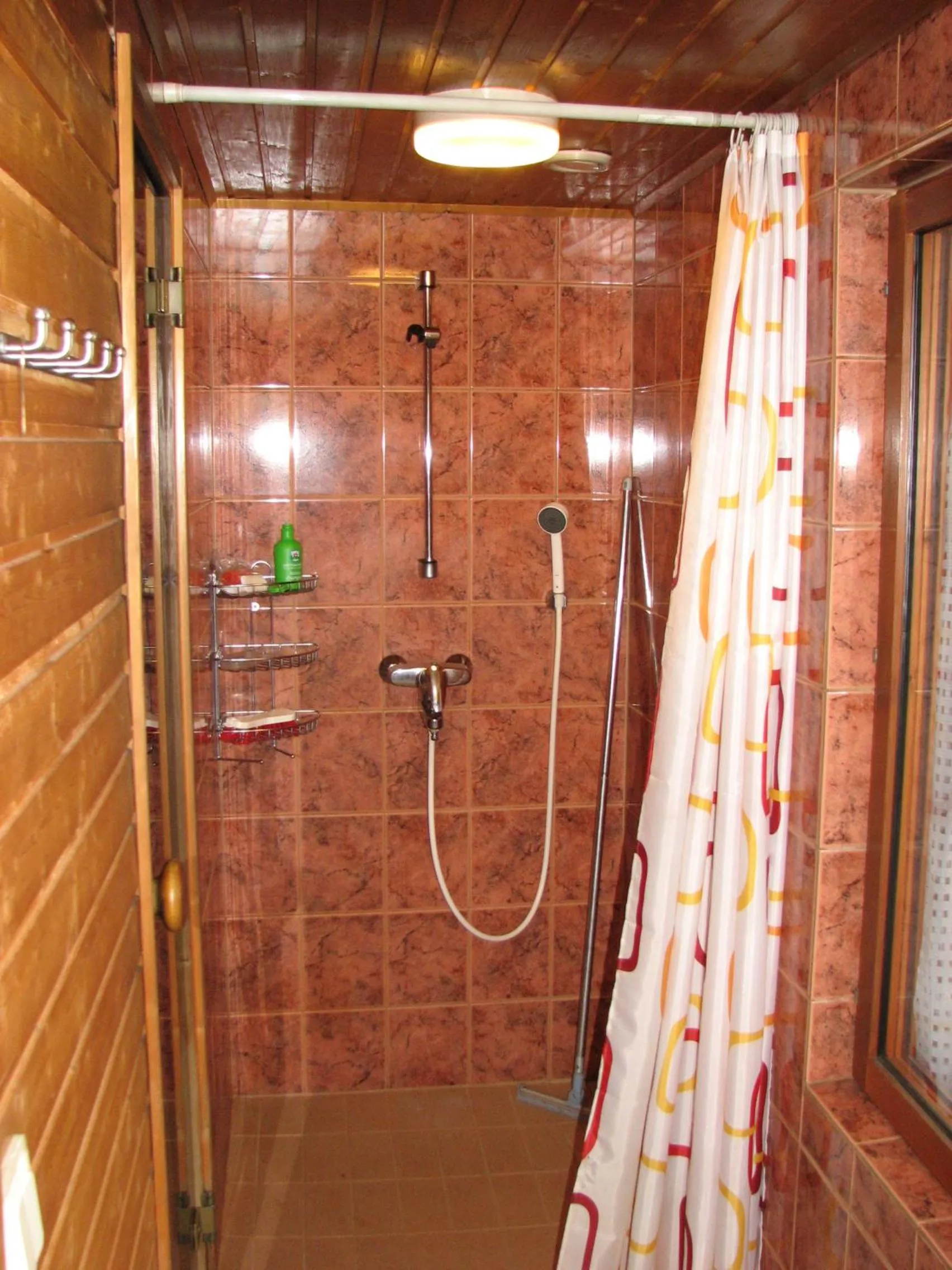 Shower in Ollilan Lomamajat