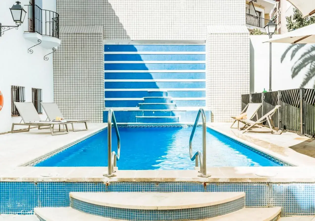 Swimming pool in Parador de Mérida Swimming pool in Parador de Mérida