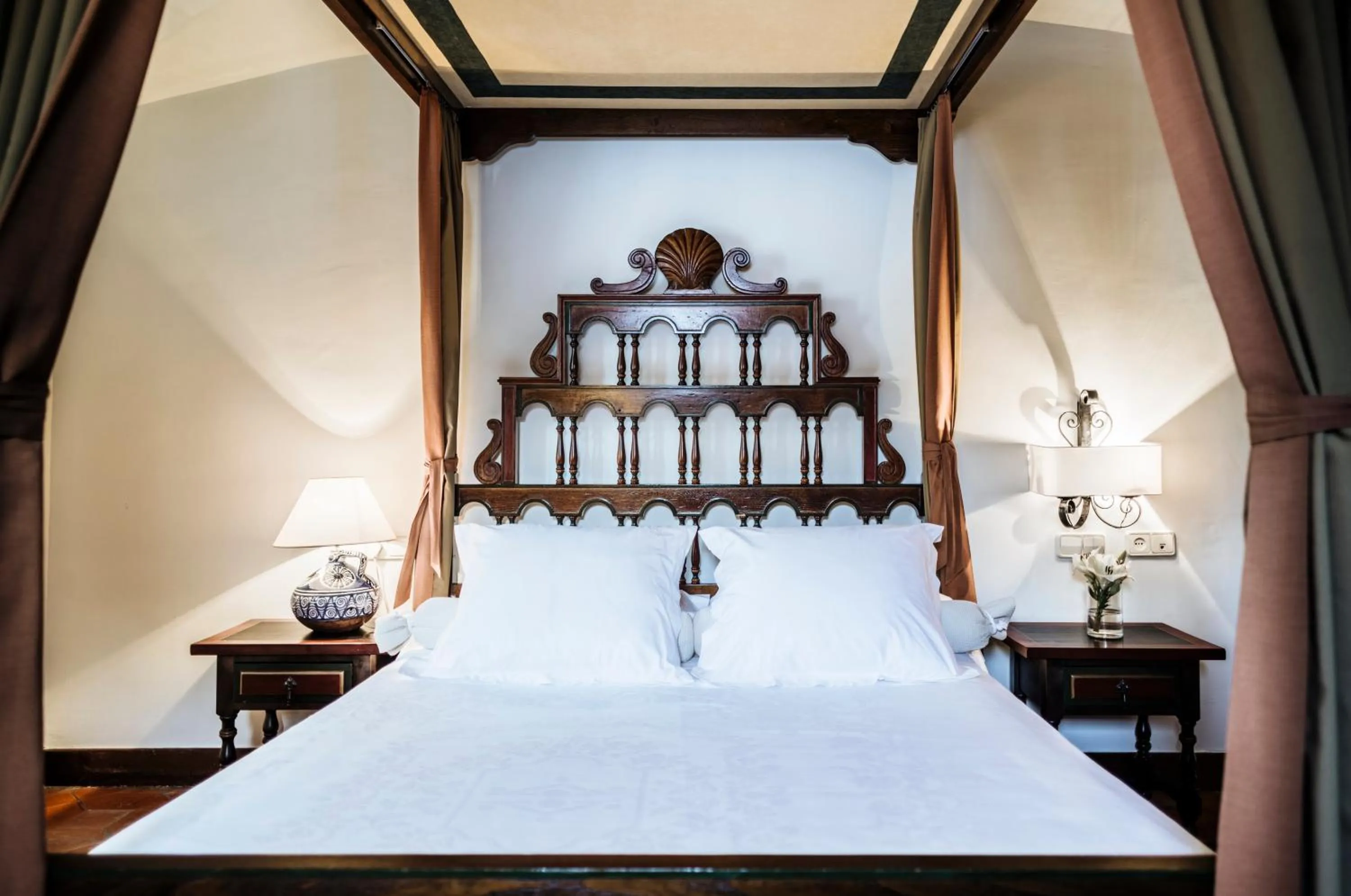 Photo of the whole room, Bed in Parador de Mérida