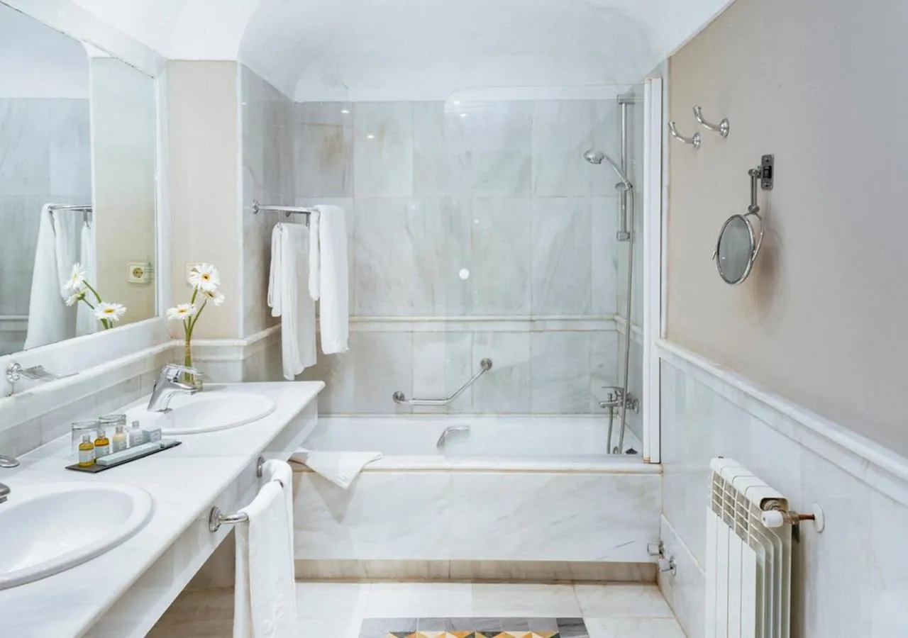 Bathroom in Parador de Mérida