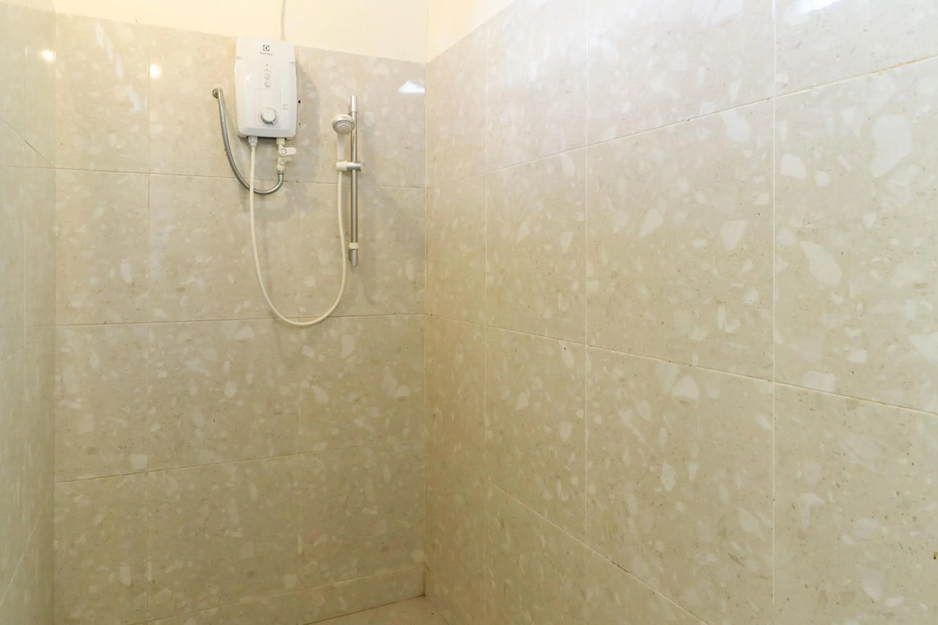 Shower in Sunari Guest House