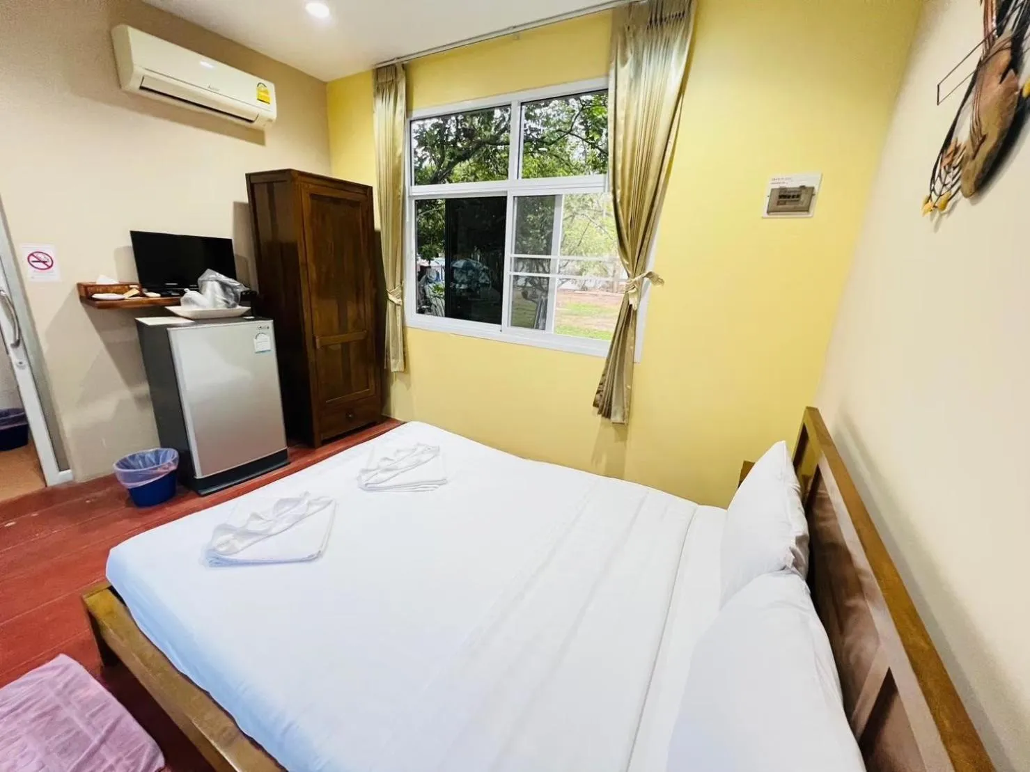 Photo of the whole room, Bed in Baan Suan Khun Yaiy