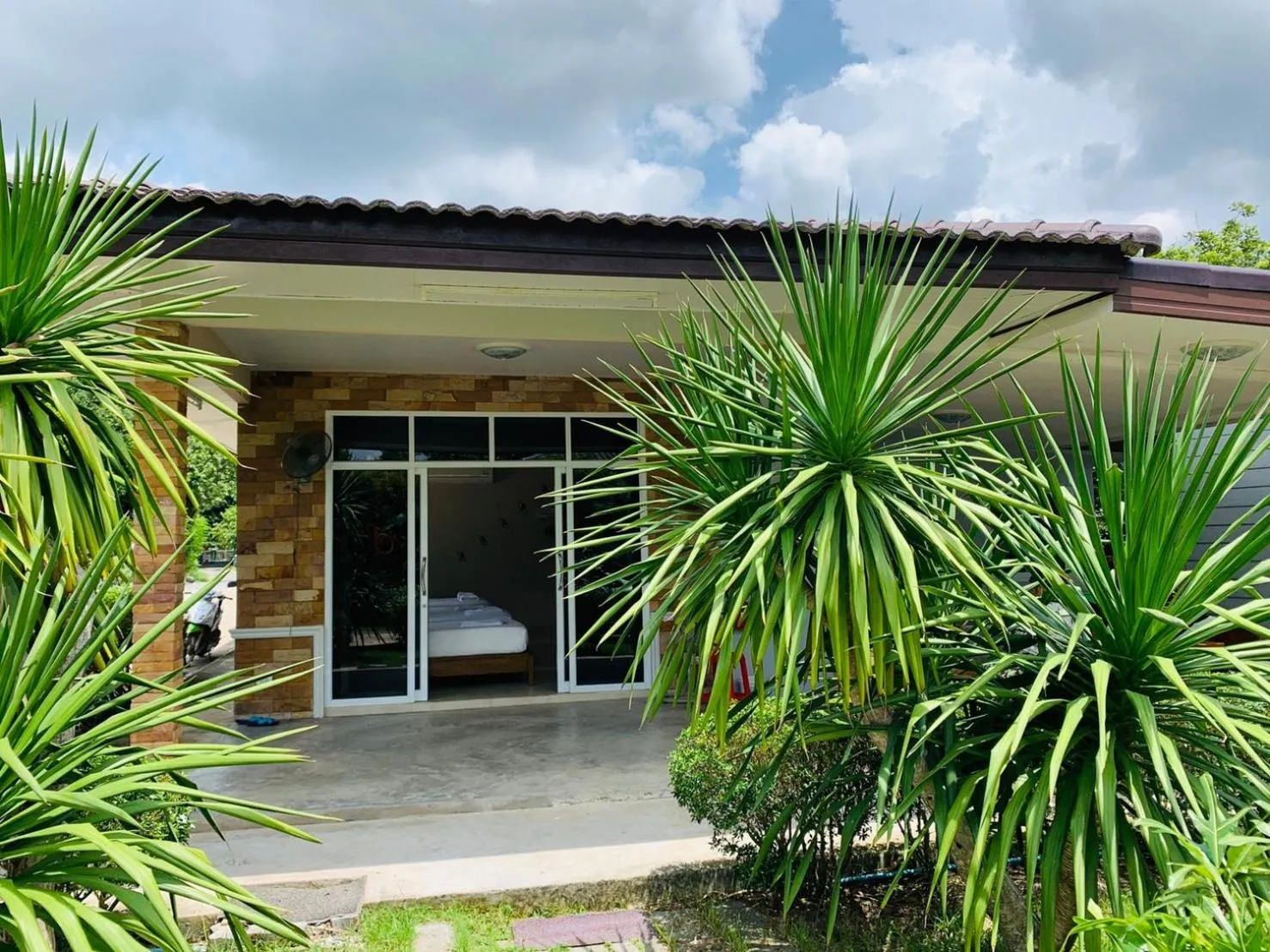 Facade/entrance in Baan Suan Khun Yaiy