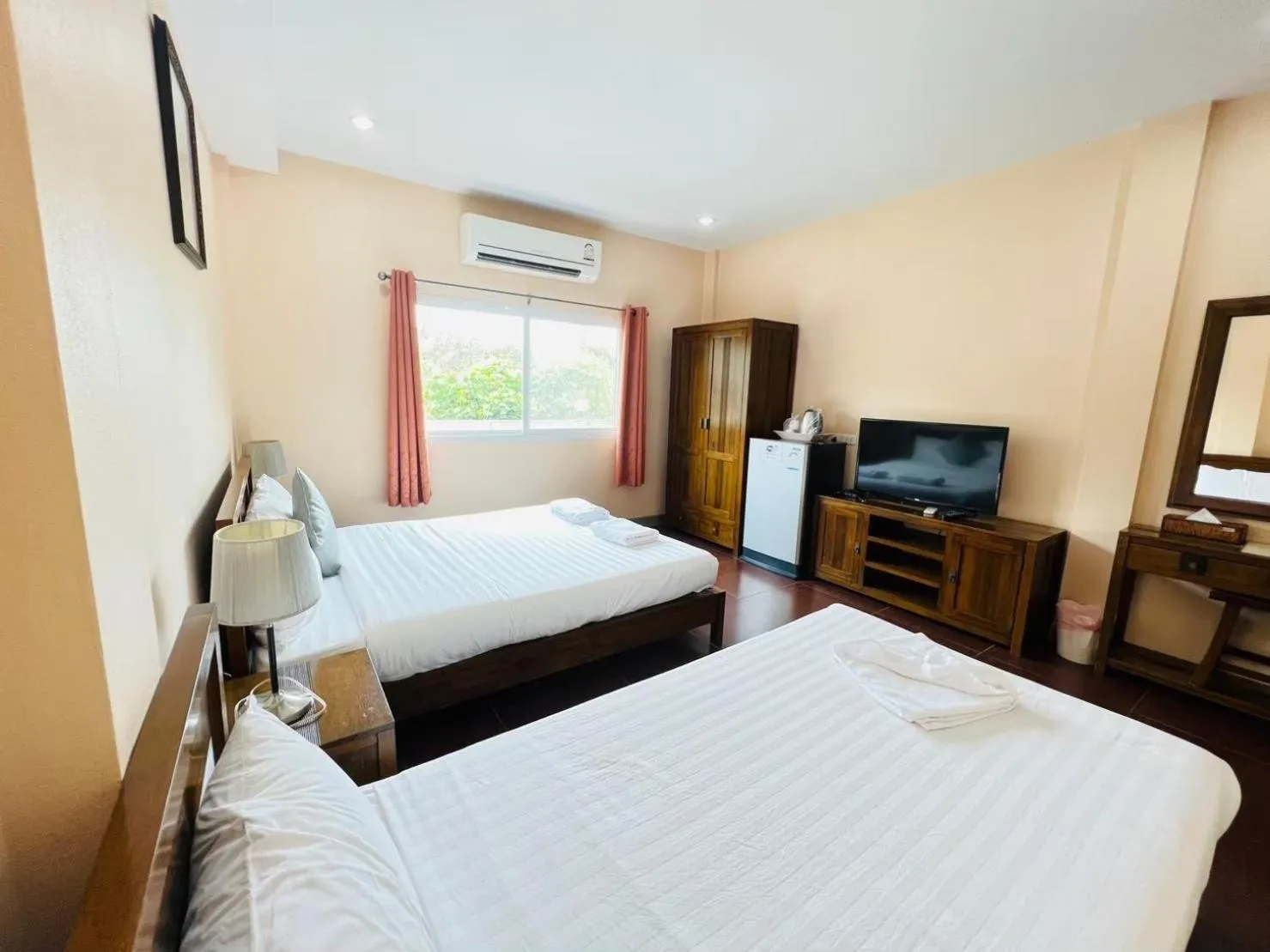 Photo of the whole room, Bed in Baan Suan Khun Yaiy