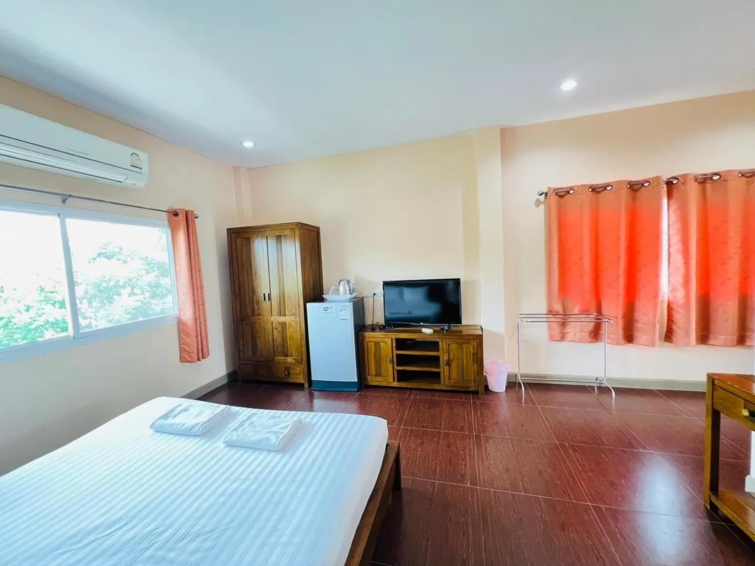 Photo of the whole room, Bed in Baan Suan Khun Yaiy
