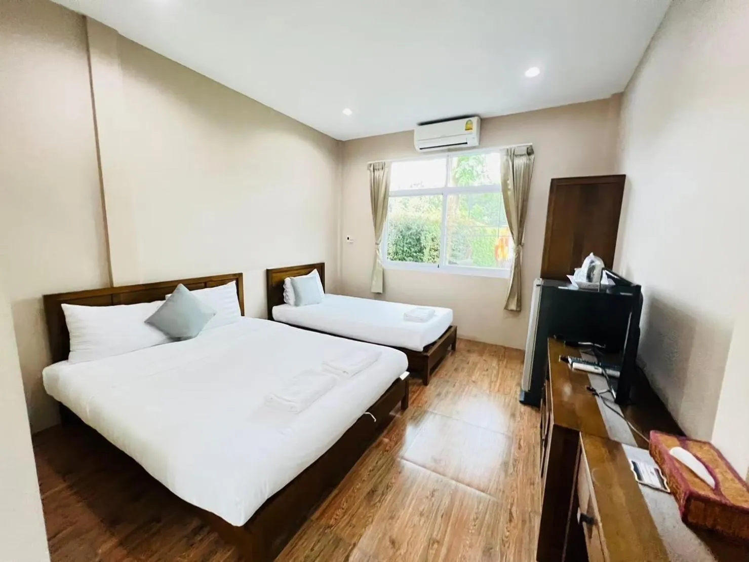 Photo of the whole room, Bed in Baan Suan Khun Yaiy