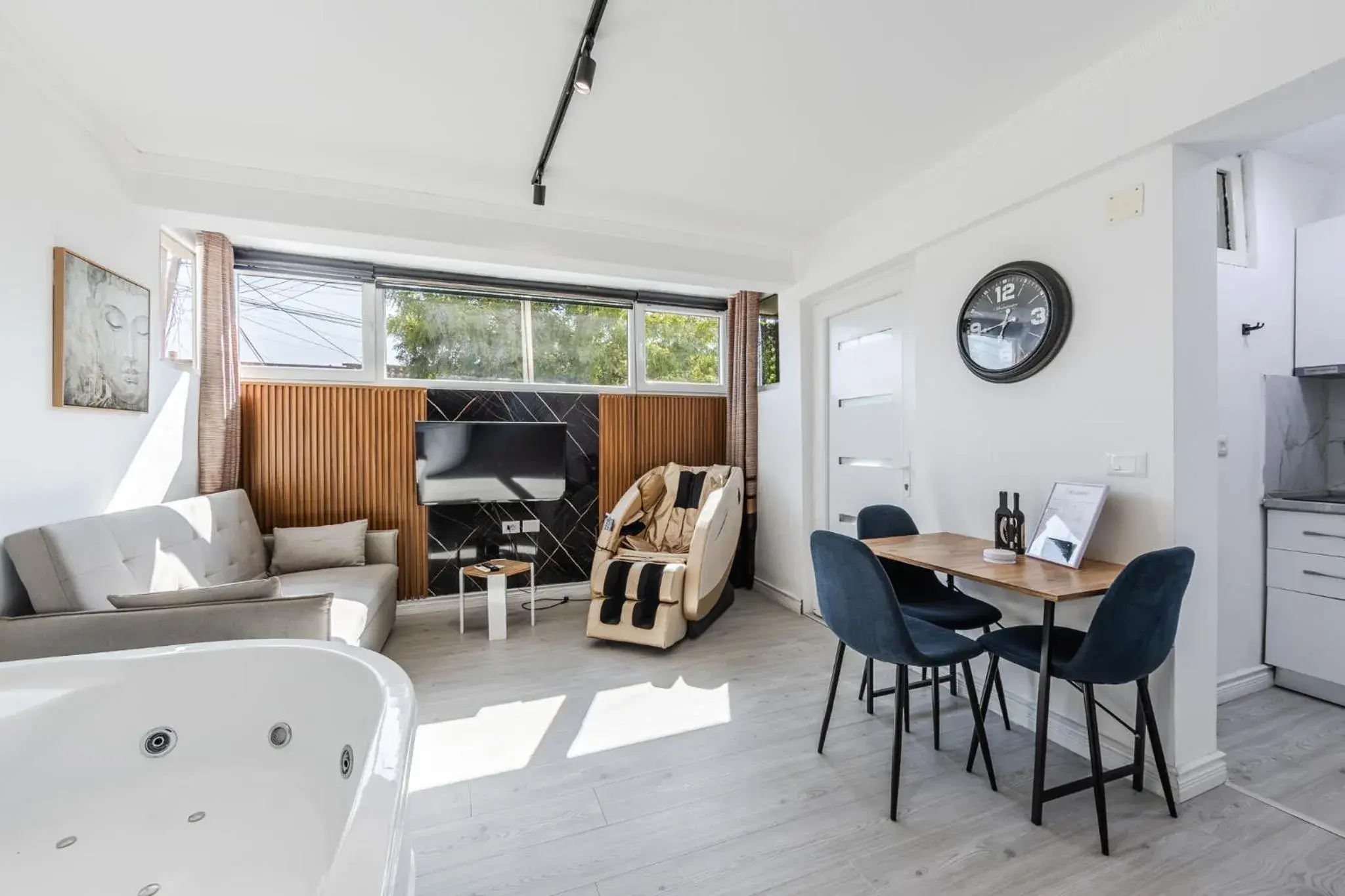 Two-Bedroom Apartment in Green Luxe Suite 2 by PikHost Two-Bedroom Apartment in Green Luxe Suite 2 by PikHost