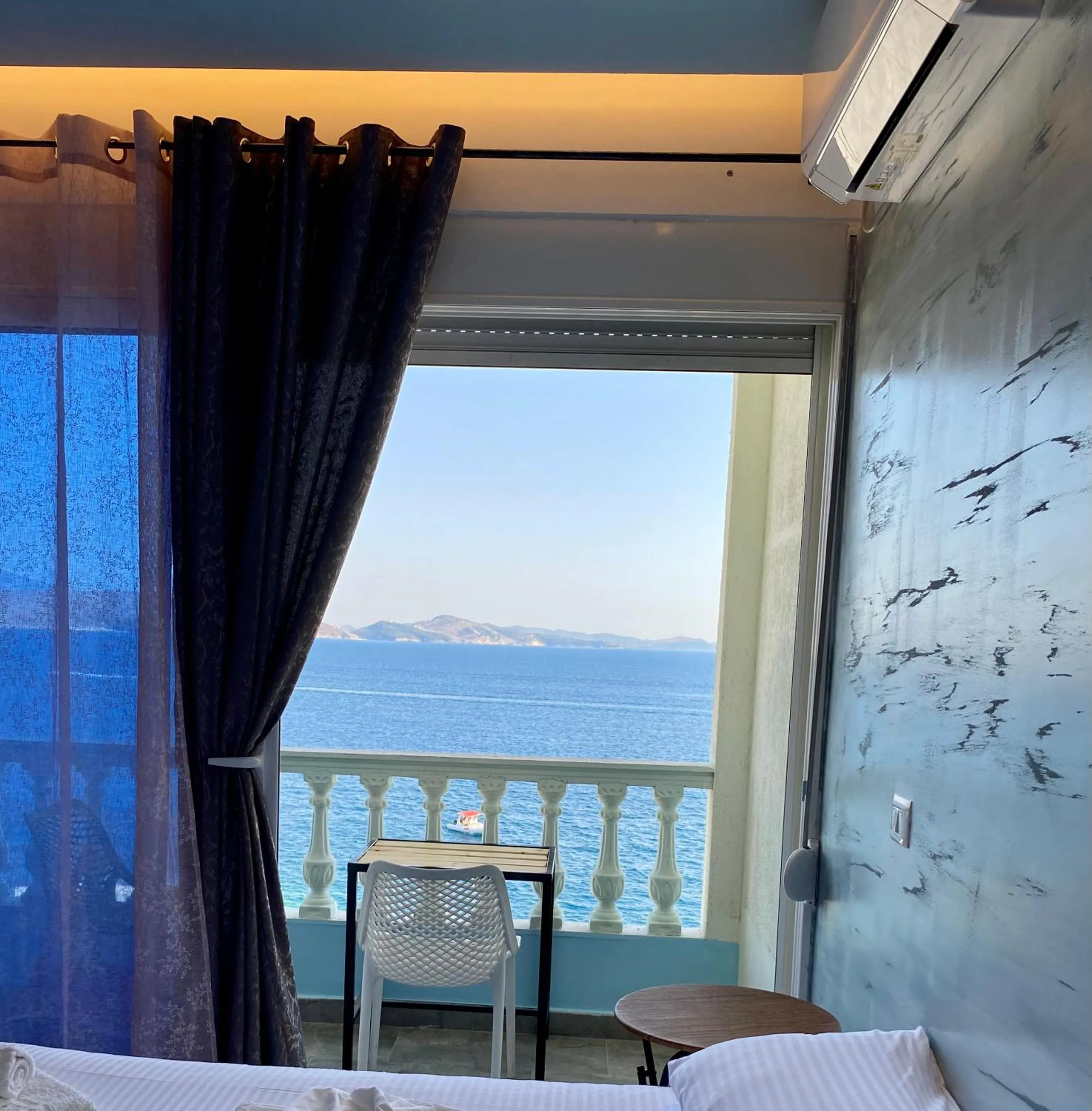 Dining area, Bed in Kalemi's Beachside Hotel