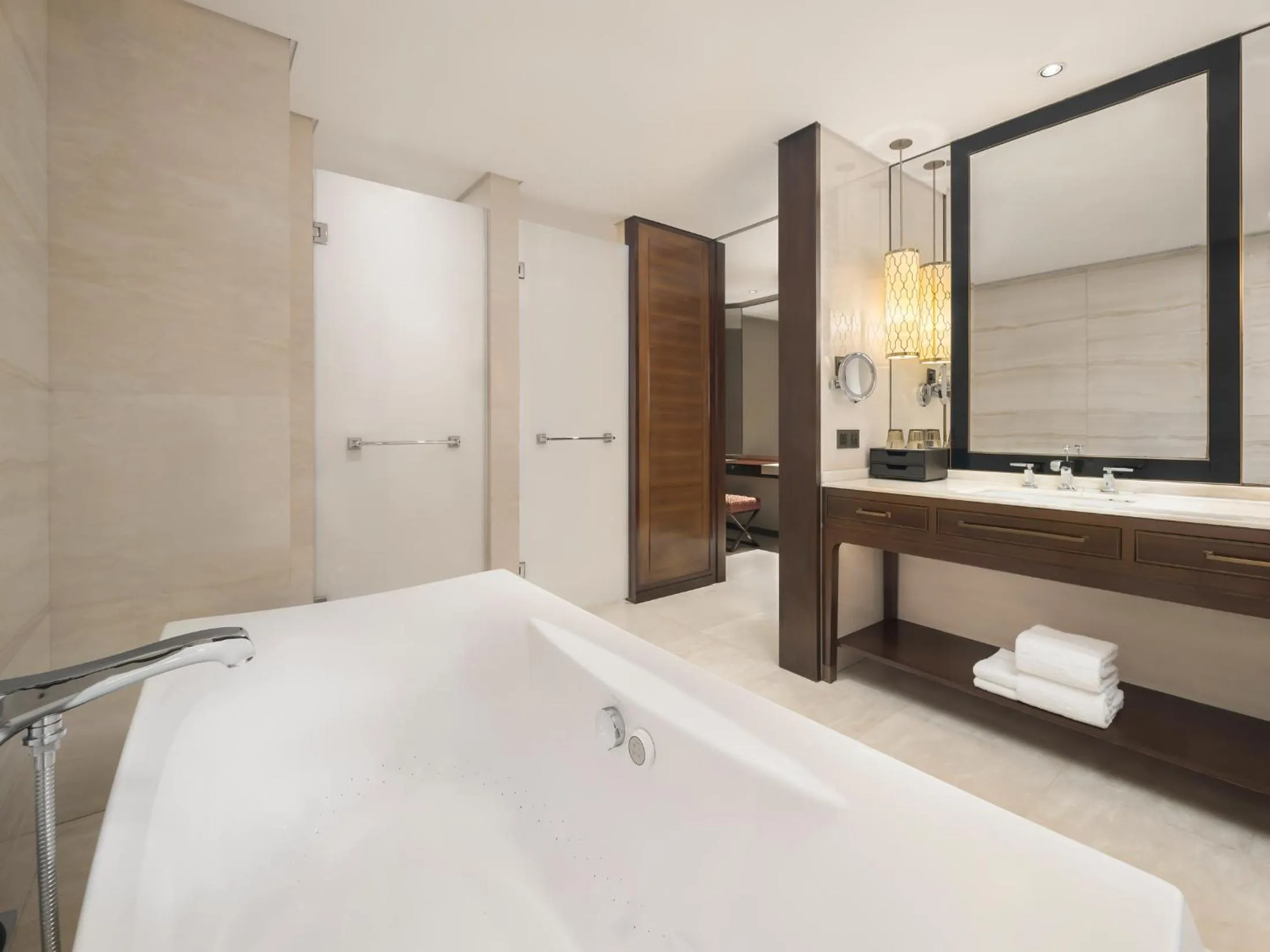 Bath, Bed in Sheraton Shanghai Jiading Hotel