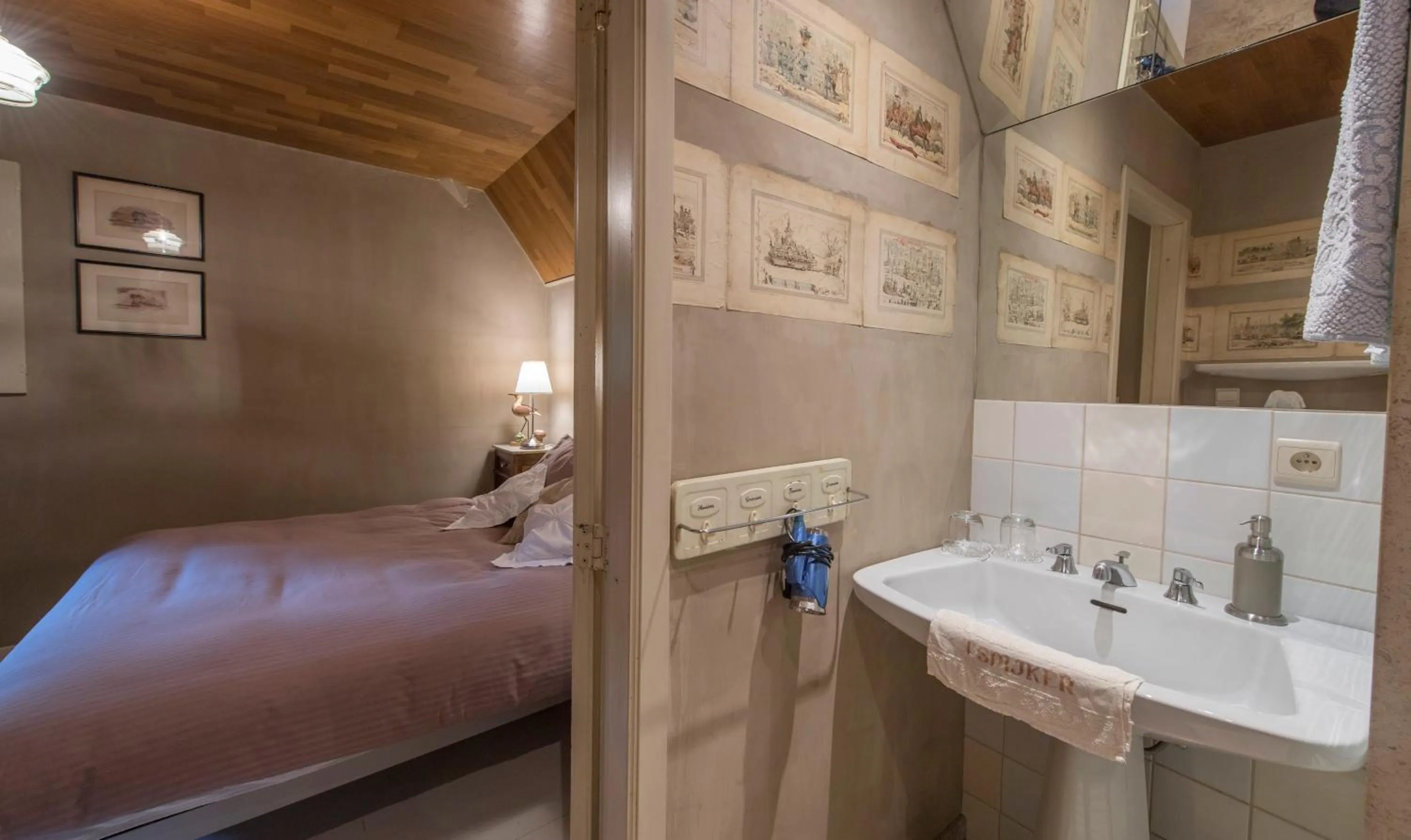 Photo of the whole room, Bed in B&B Tspijker