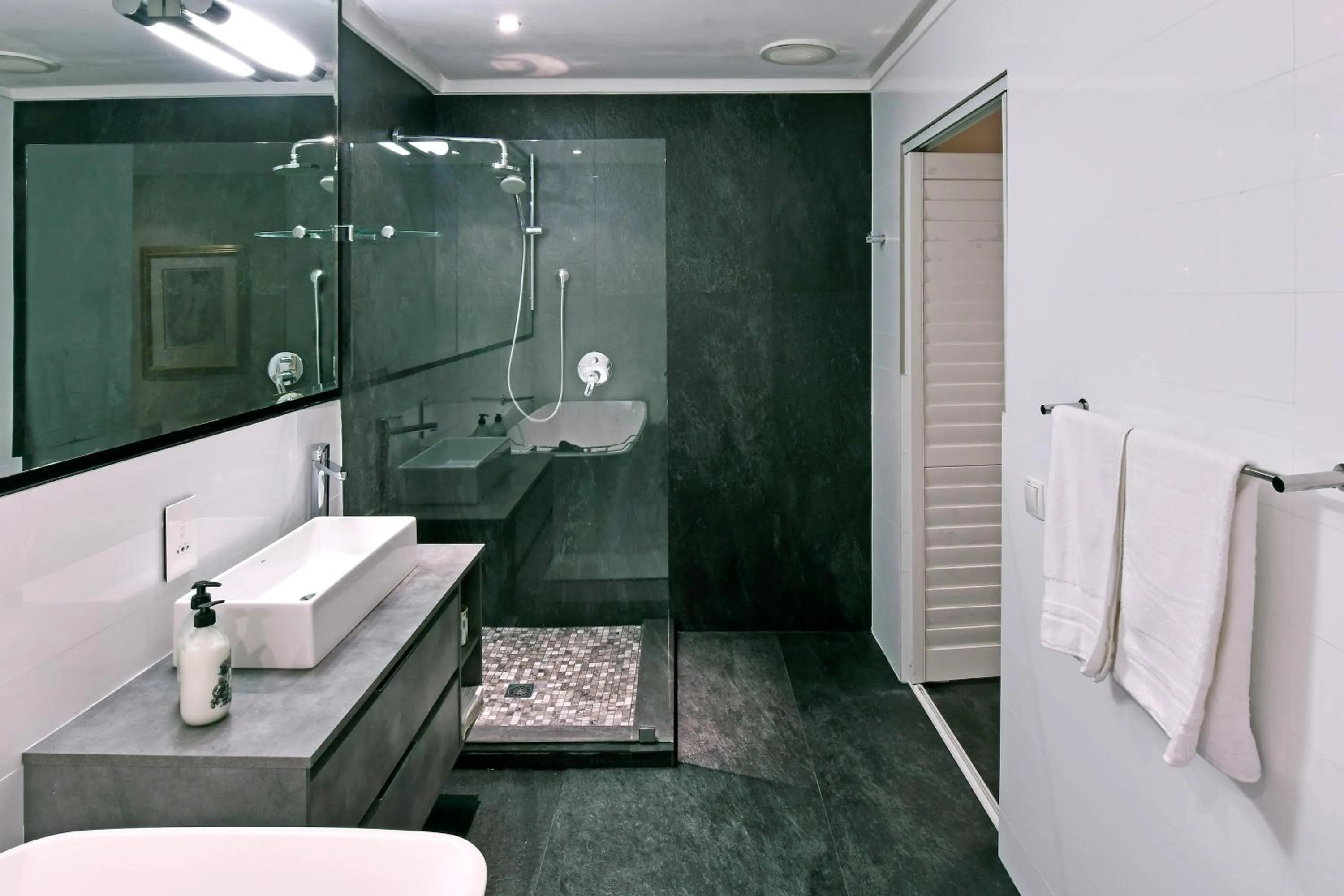 Shower in Le Petit Bijou Aparthotel