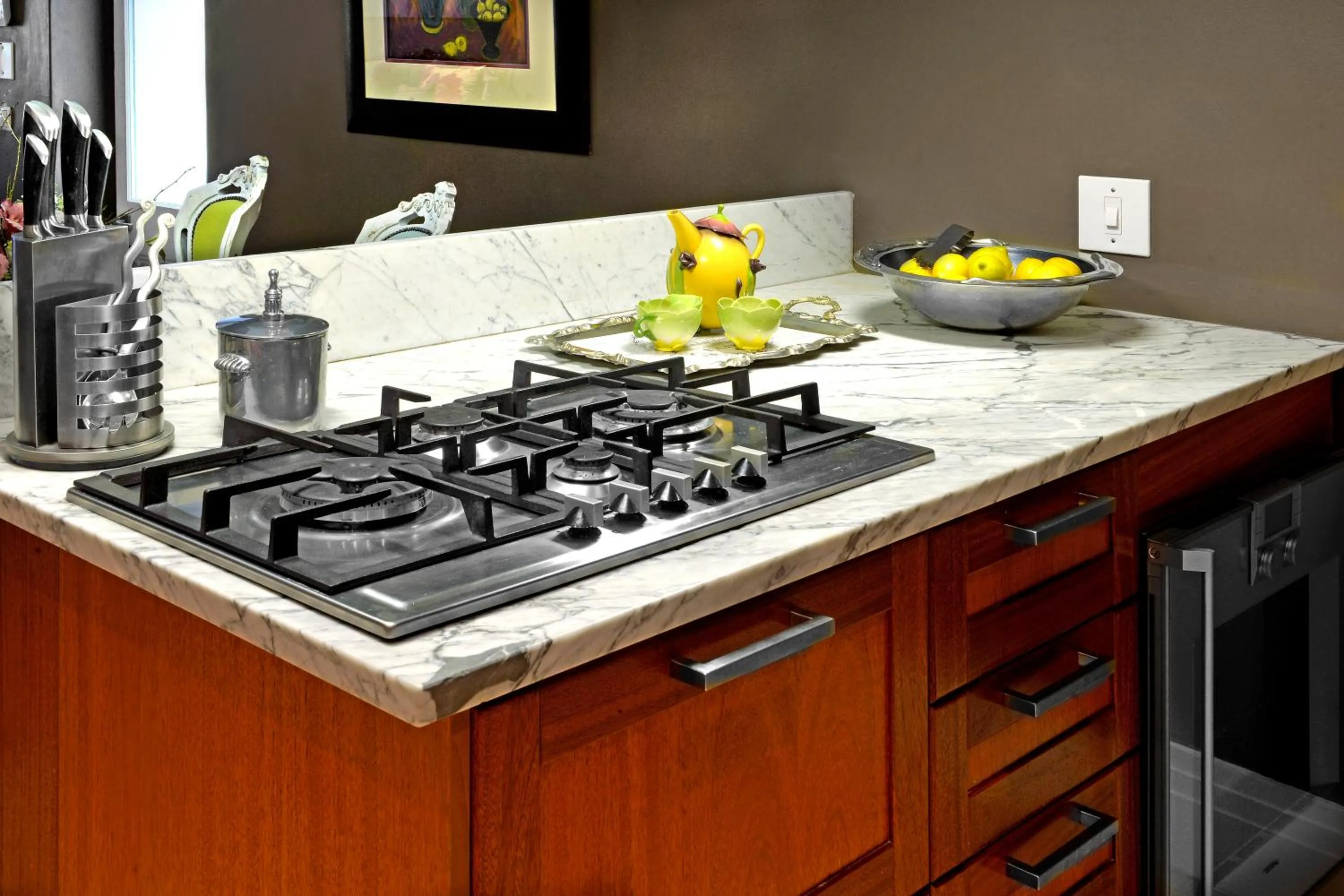 stove in Le Petit Bijou Aparthotel