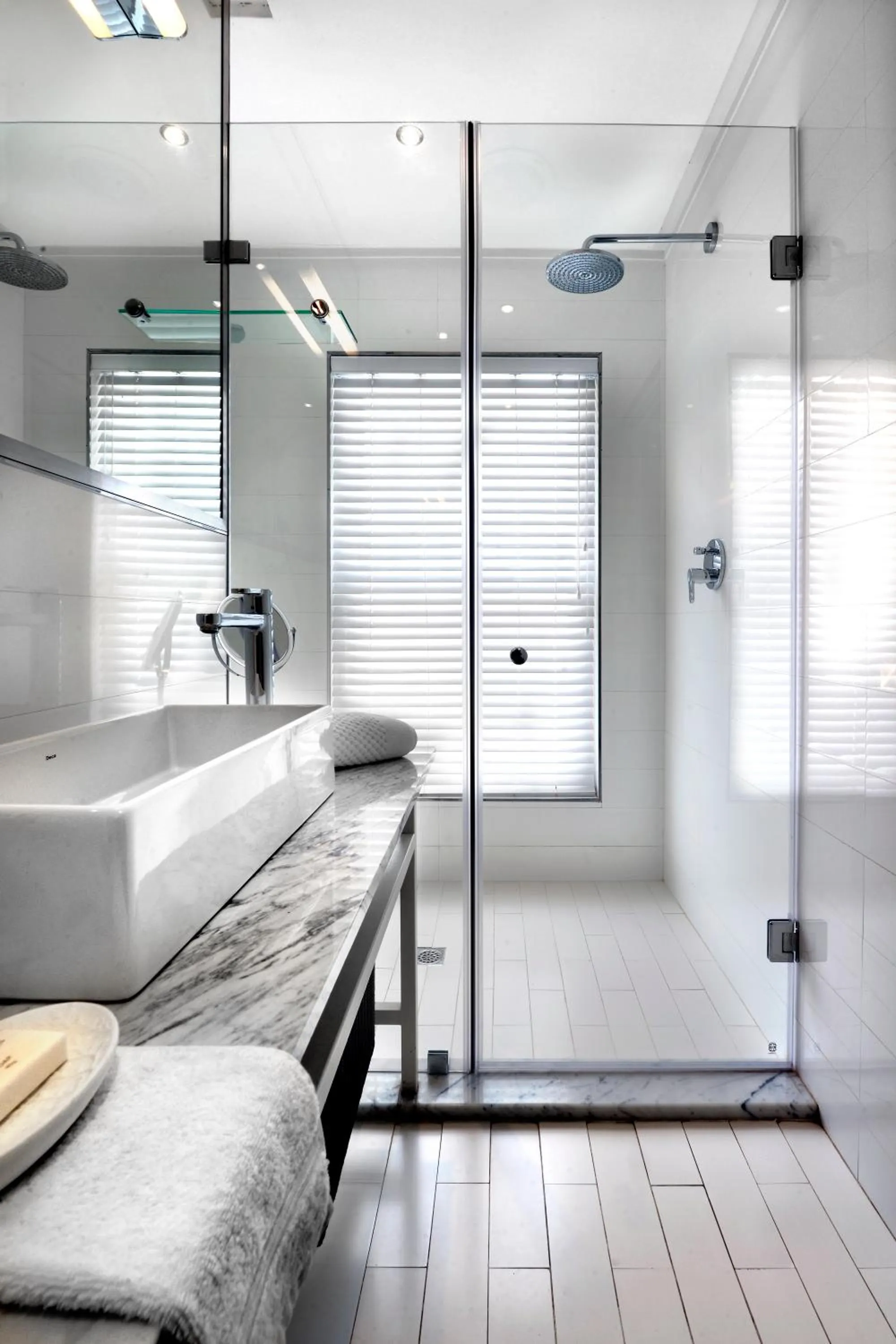 Shower in Le Petit Bijou Aparthotel