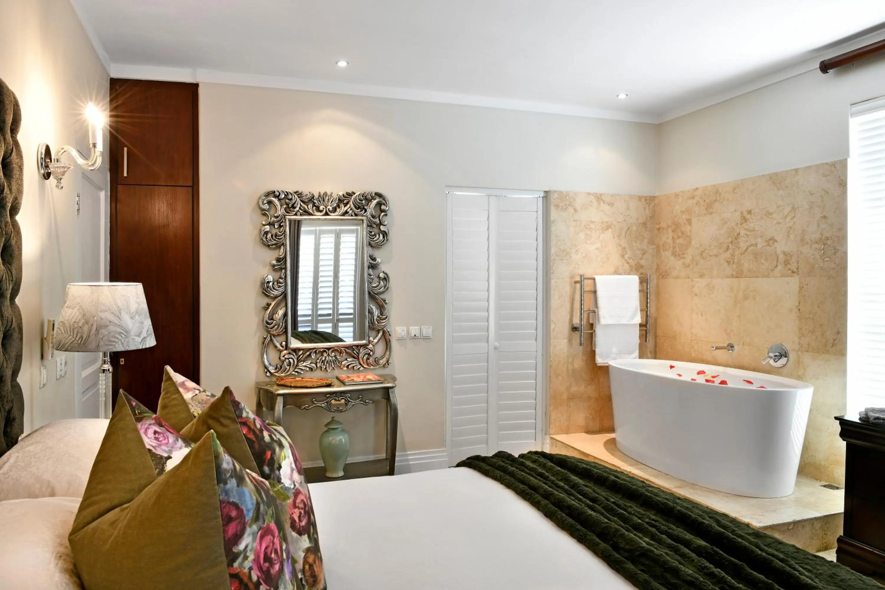 Bedroom, Bed in Le Petit Bijou Aparthotel