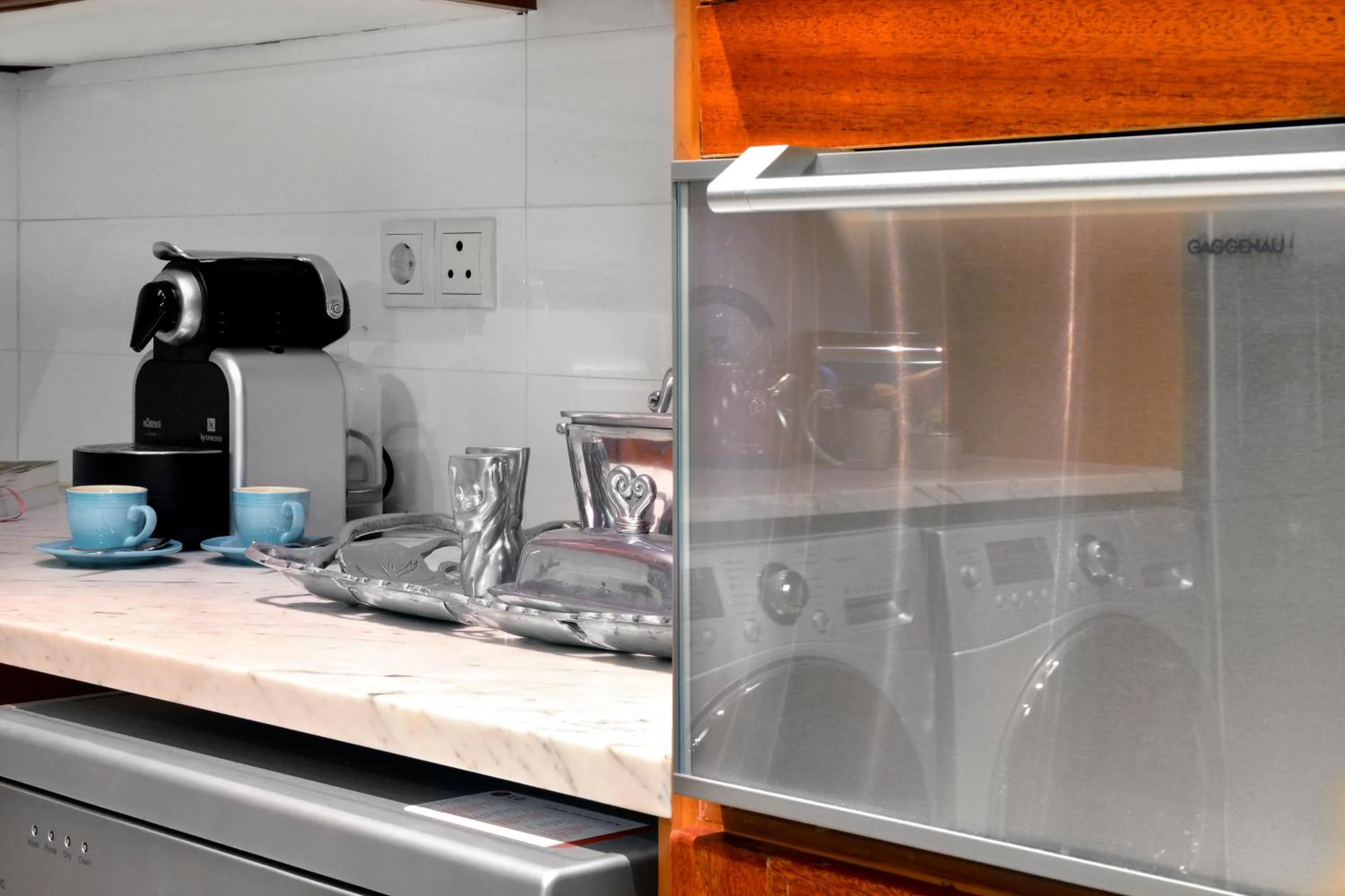 Coffee/tea facilities in Le Petit Bijou Aparthotel