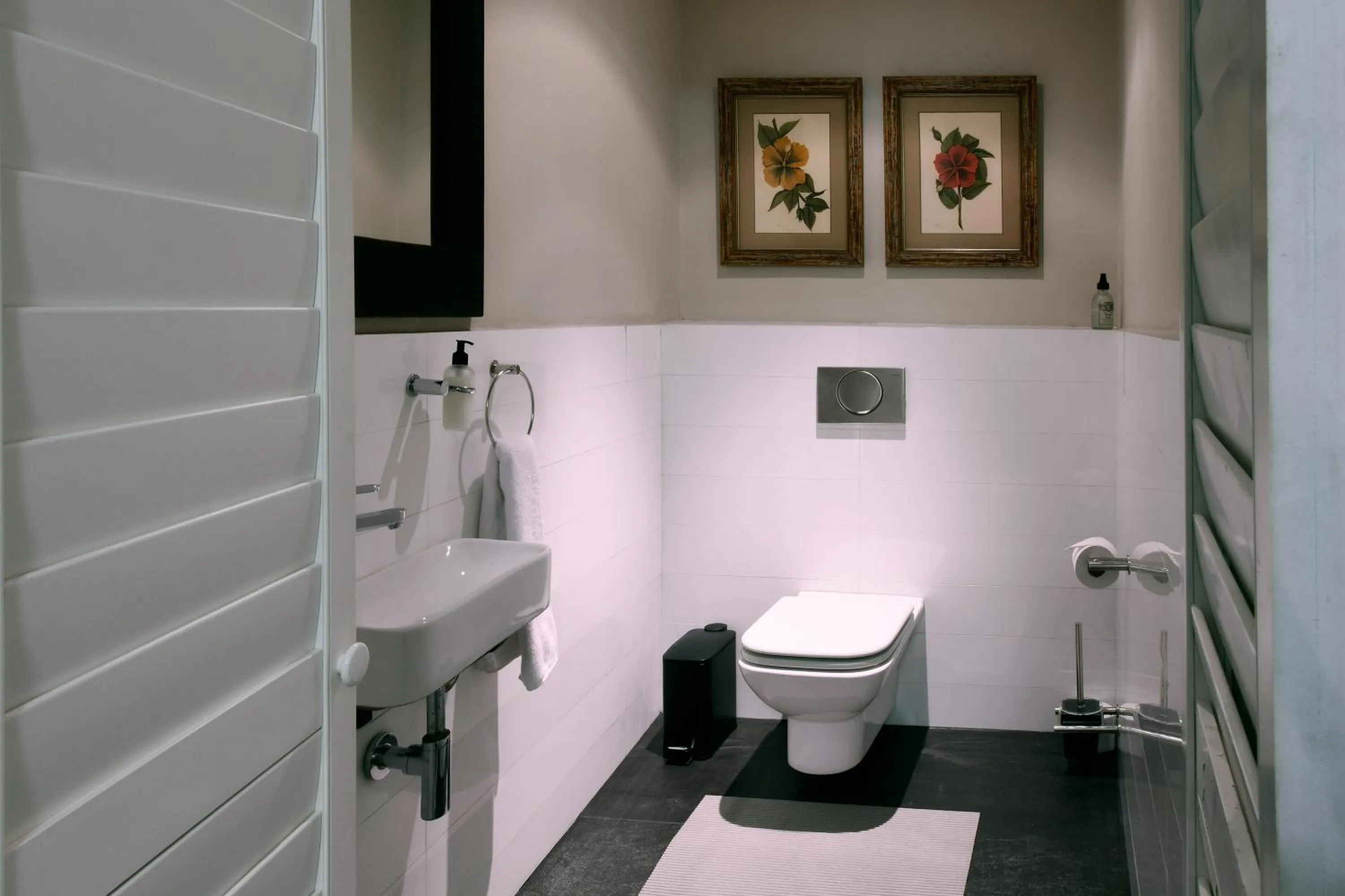 Toilet in Le Petit Bijou Aparthotel