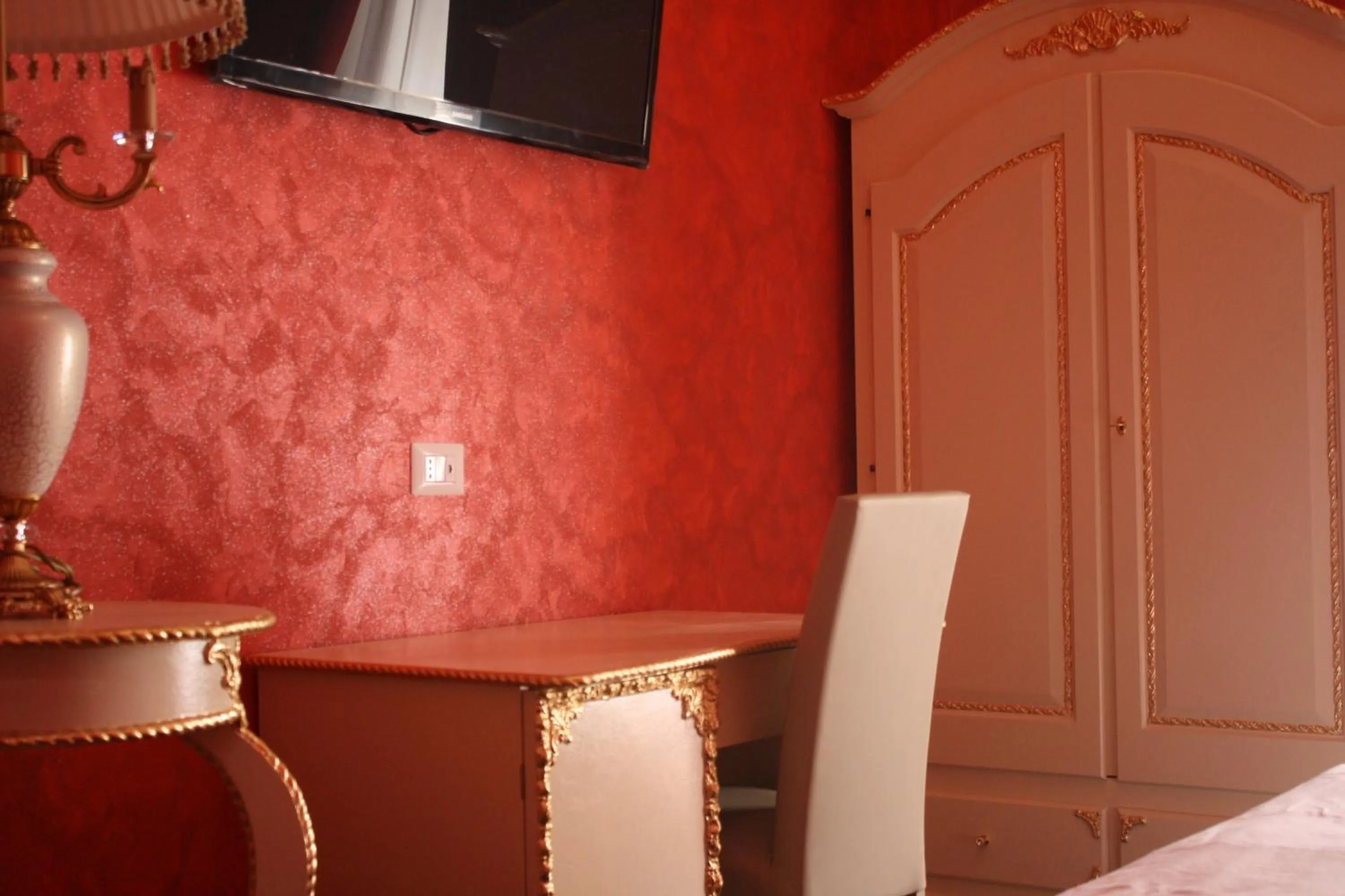 Photo of the whole room in Pope's Suites