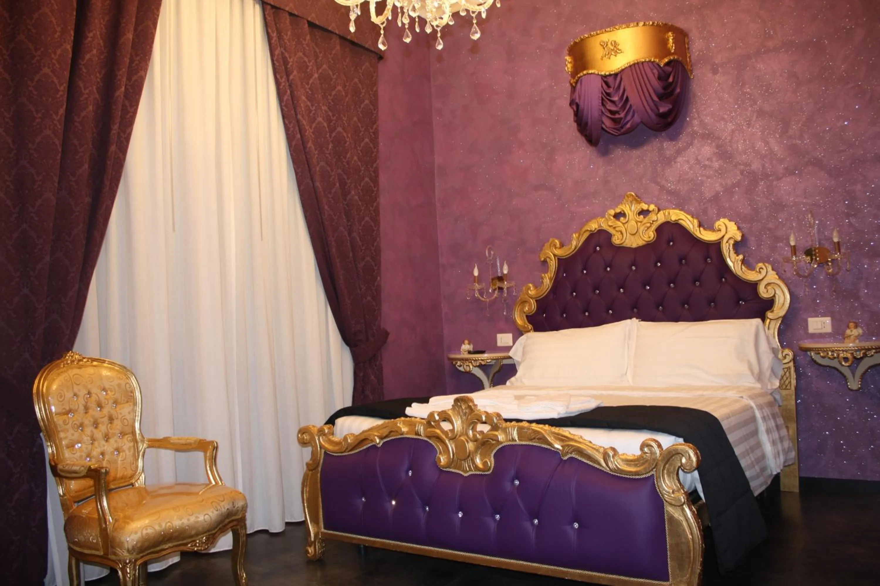 Photo of the whole room, Bed in Pope's Suites