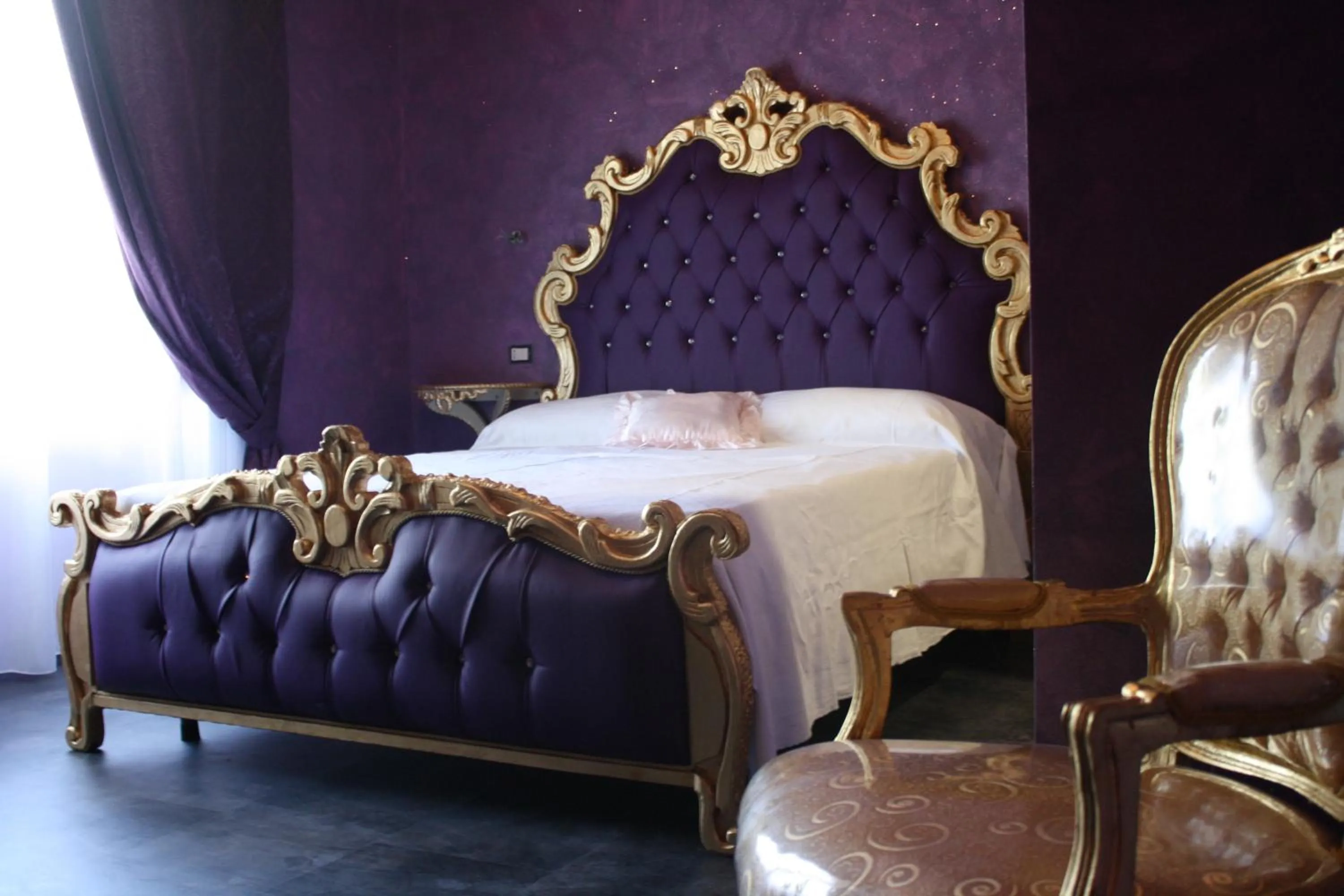 Bedroom, Bed in Pope's Suites